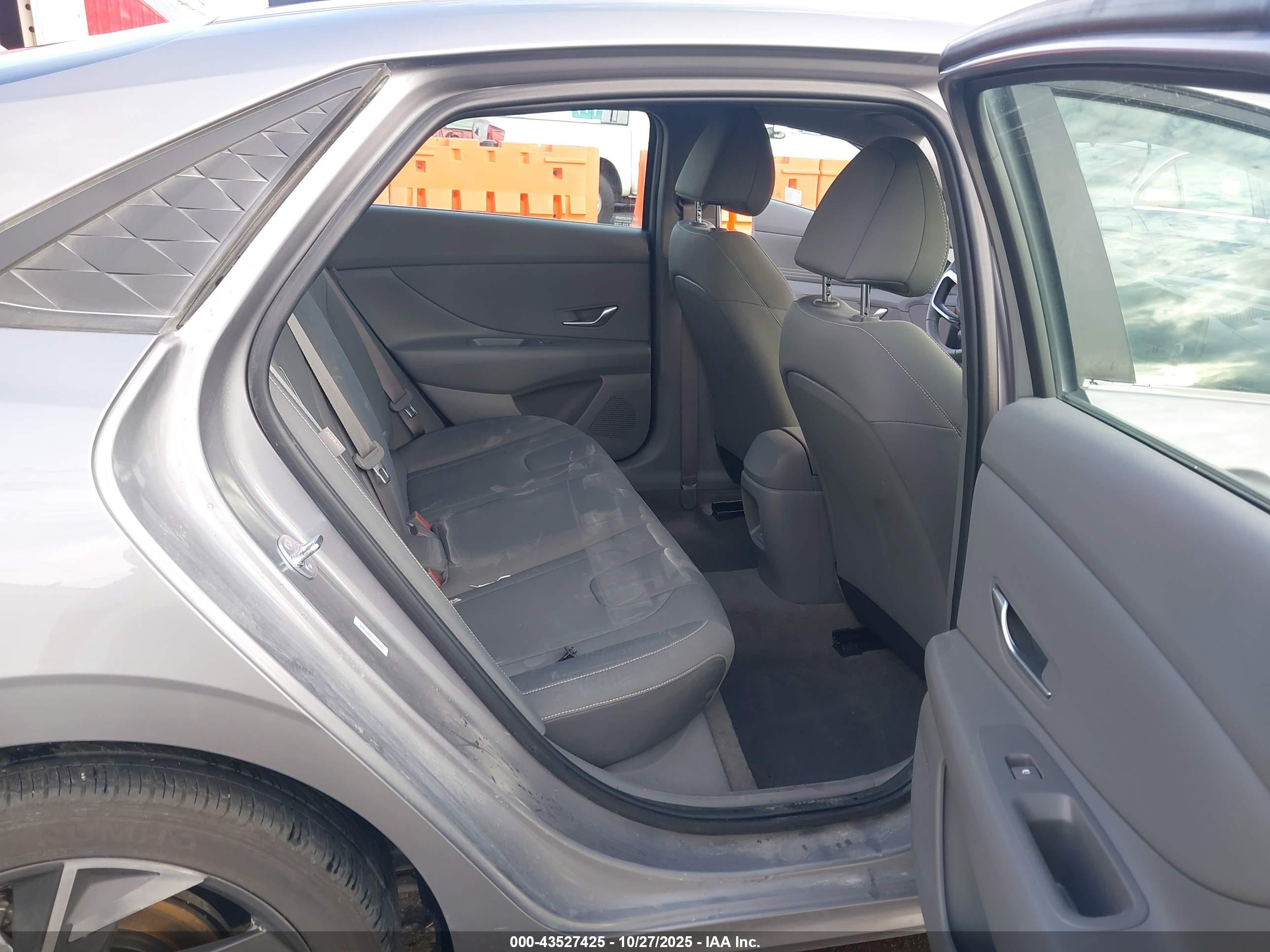 HYUNDAI ELANTRA image 8