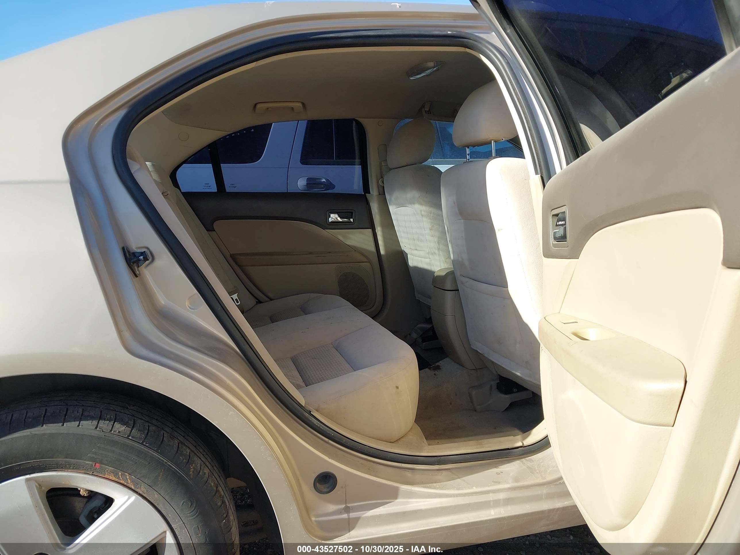 FORD FUSION image 8