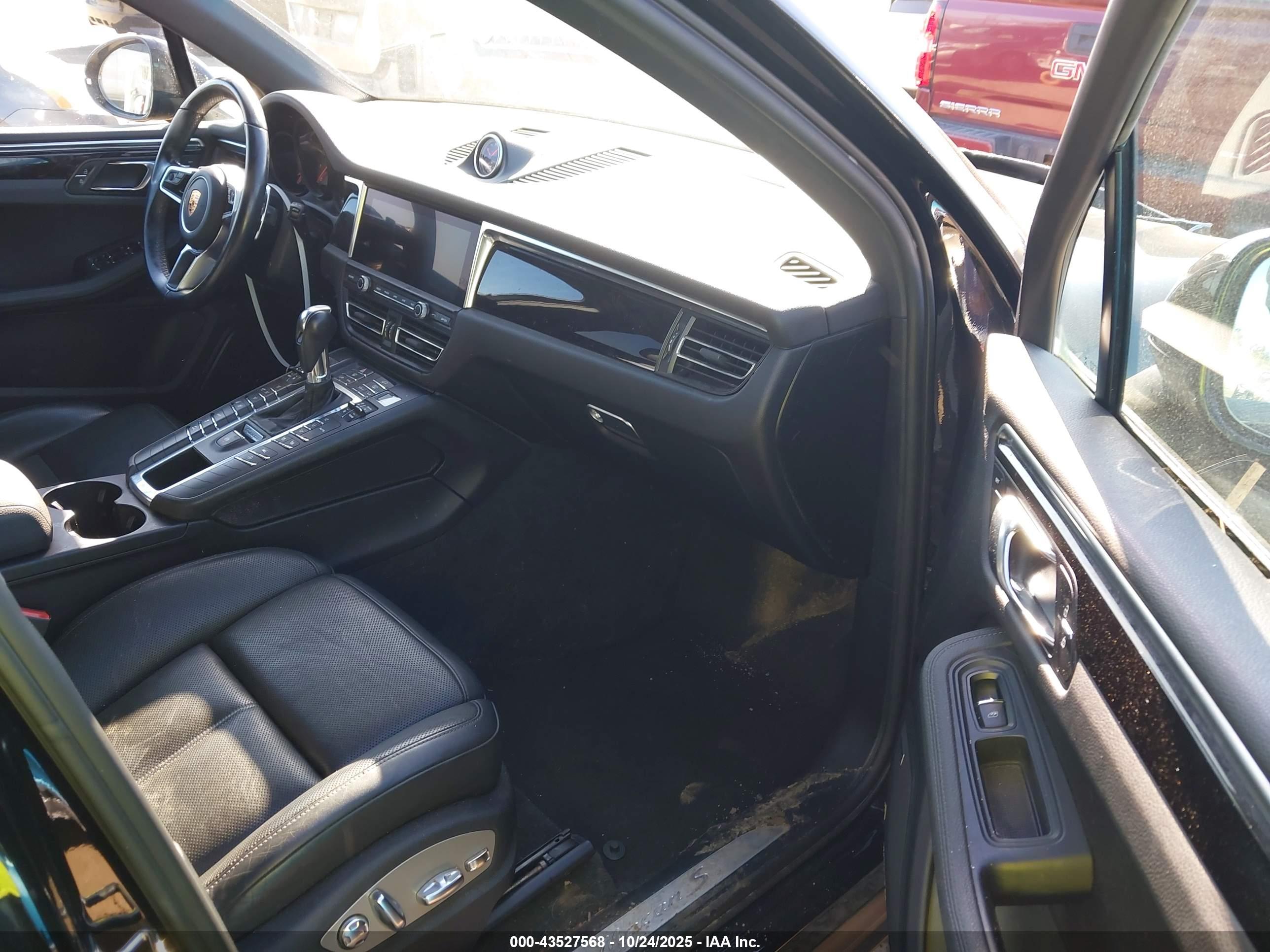 PORSCHE MACAN image 5