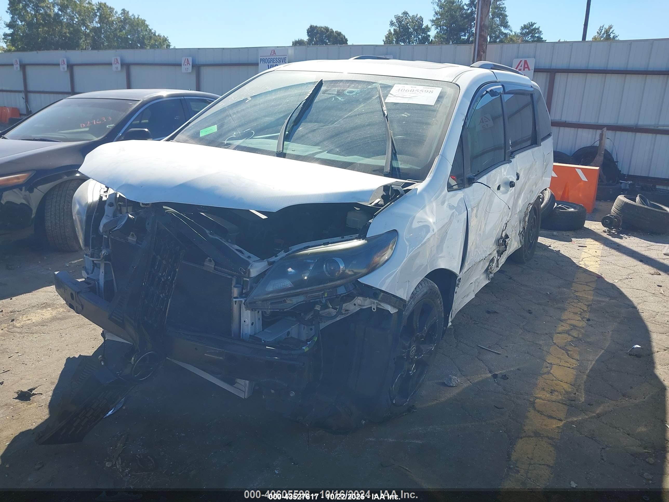TOYOTA SIENNA image 2