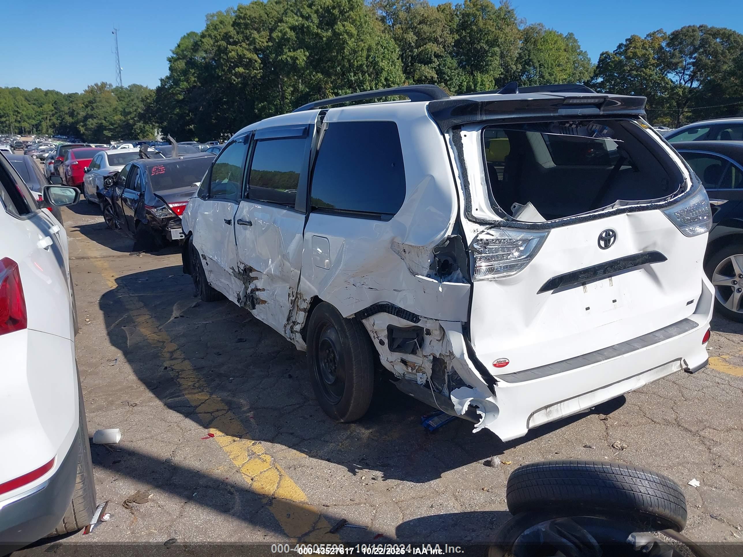 TOYOTA SIENNA image 3