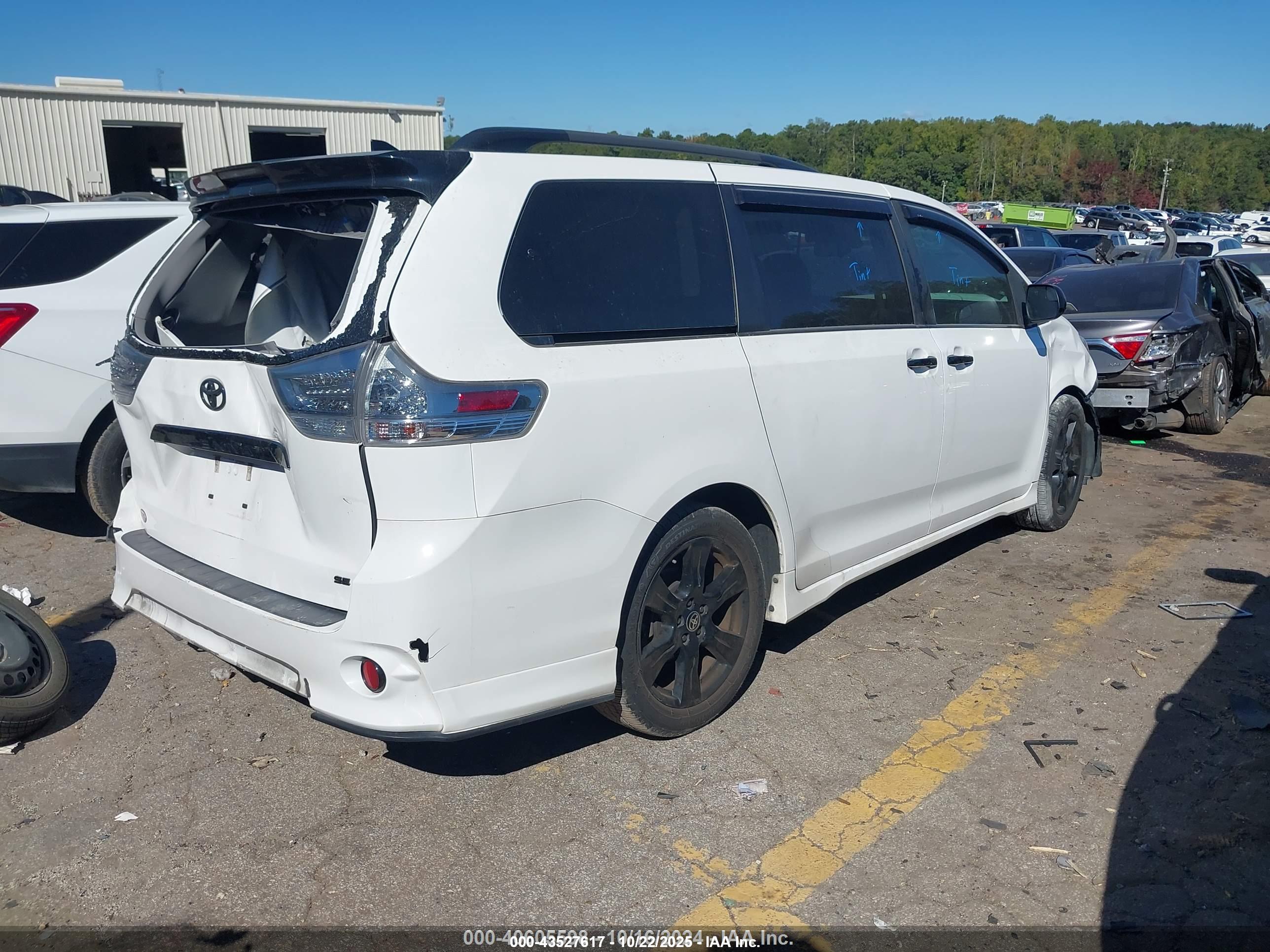 TOYOTA SIENNA image 4