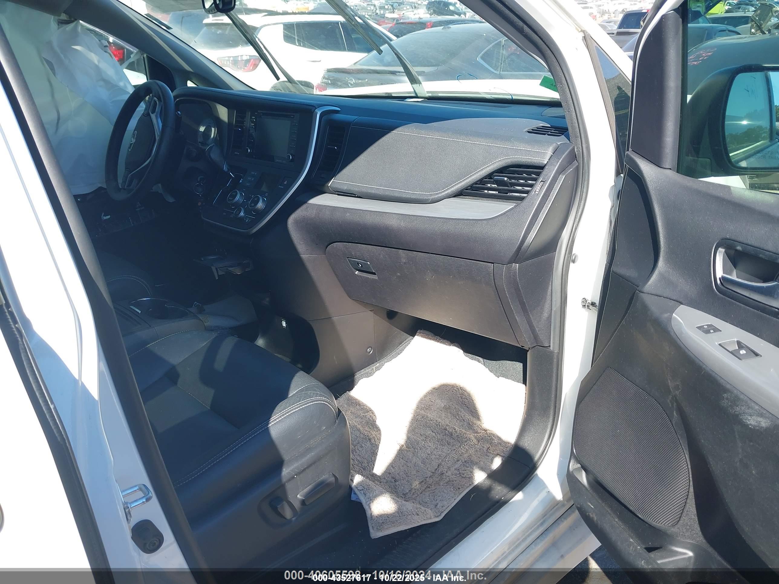 TOYOTA SIENNA image 5