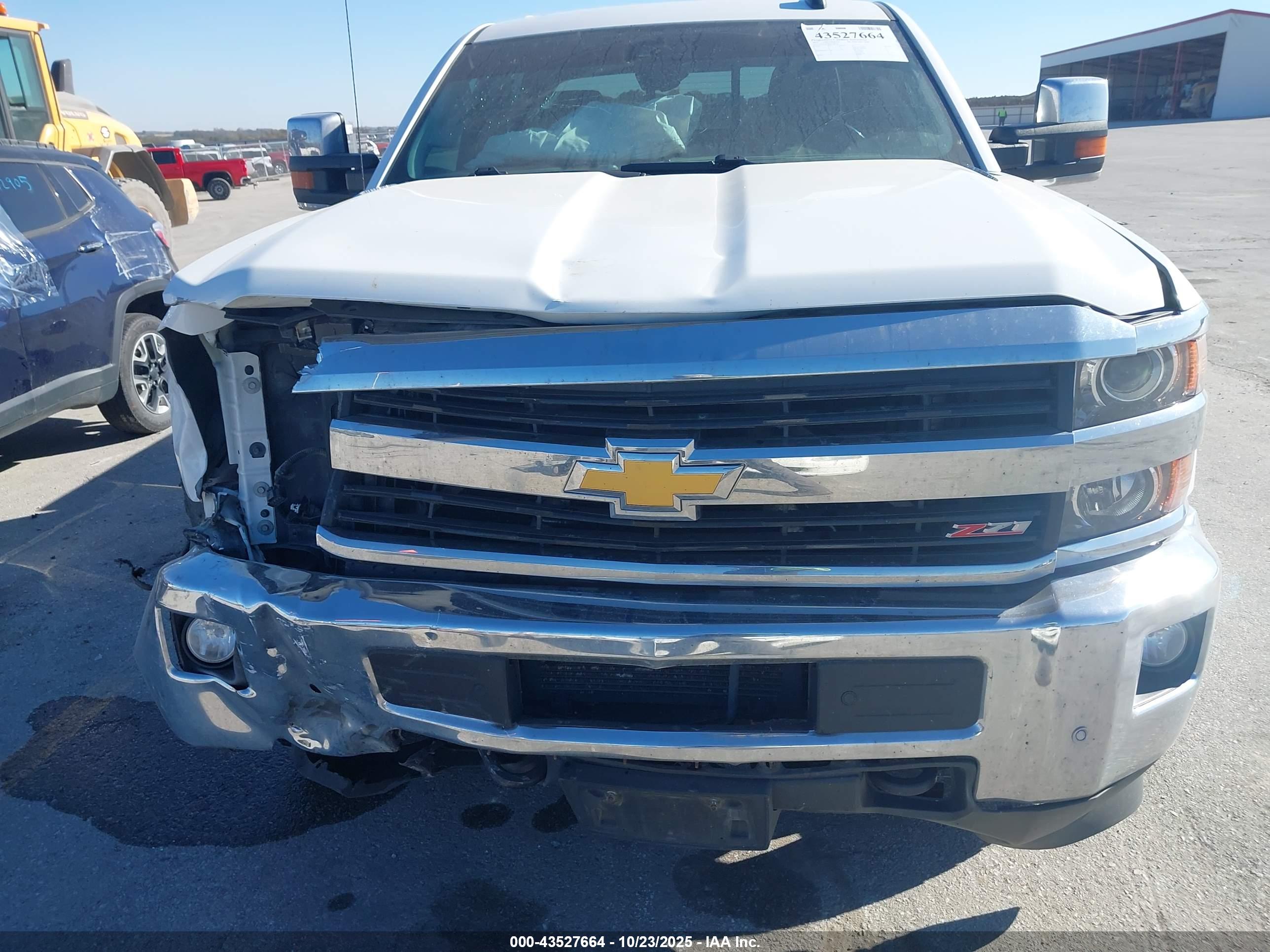CHEVROLET SILVERADO image 6