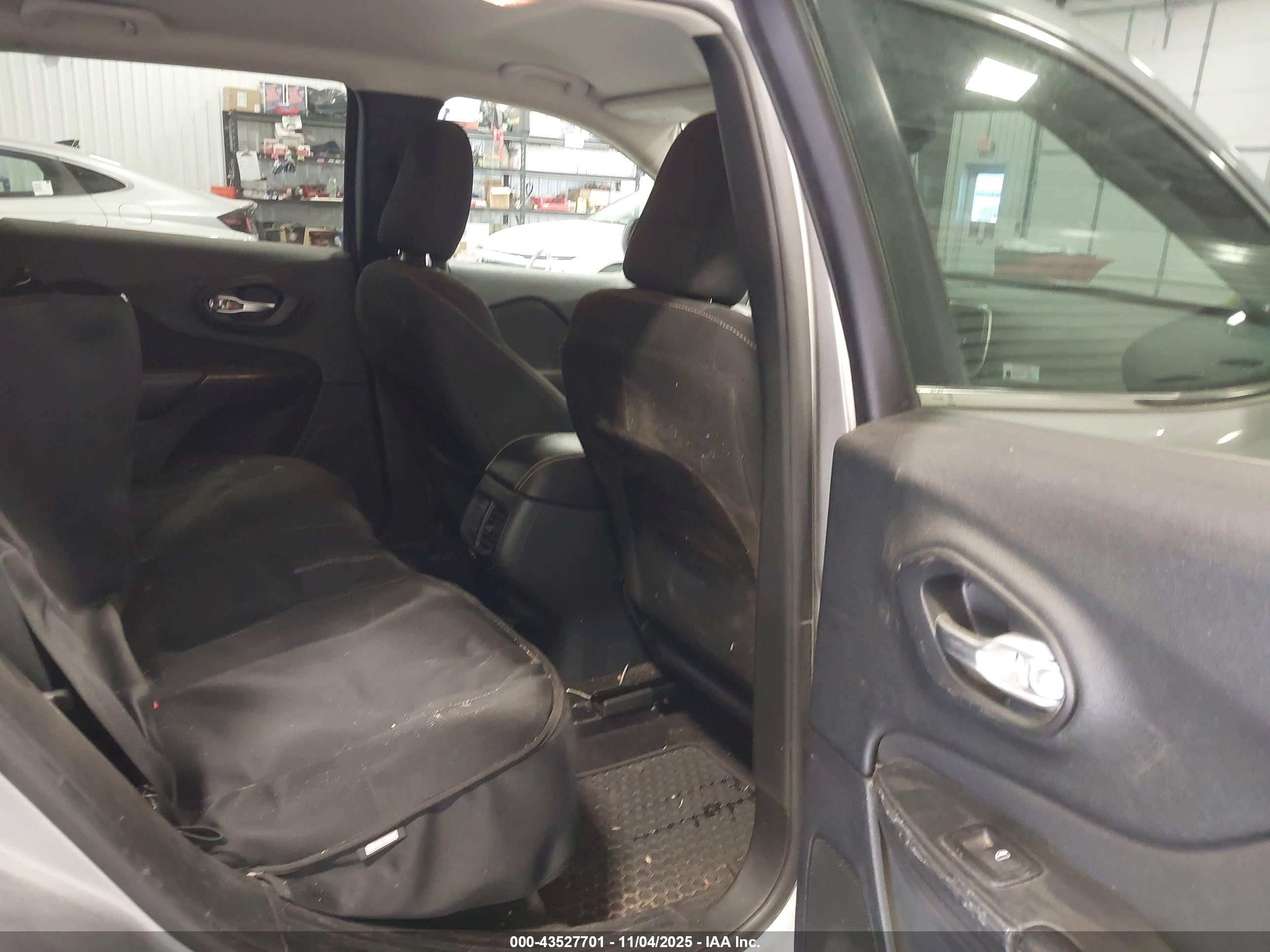 JEEP CHEROKEE image 8