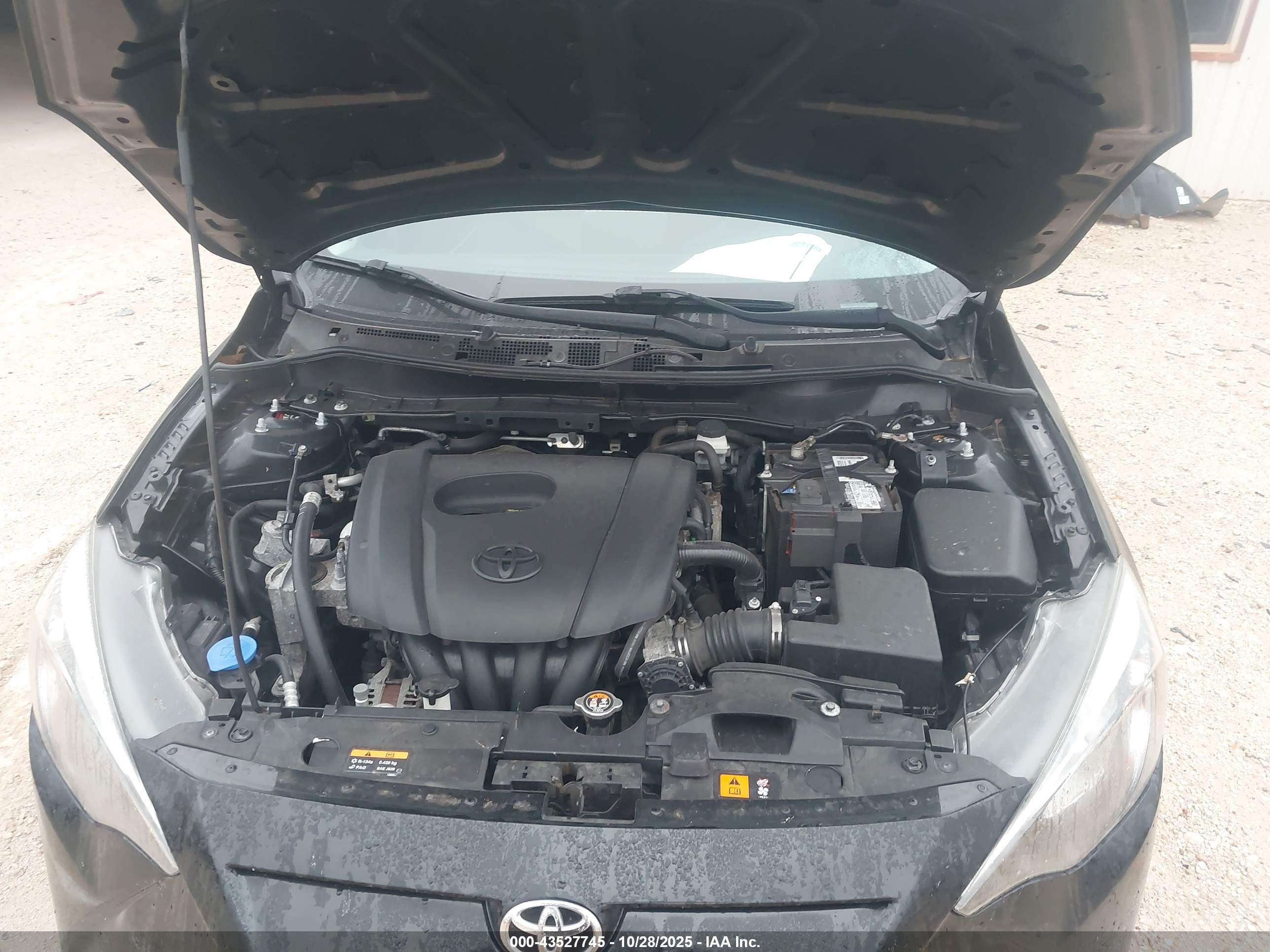 TOYOTA YARIS image 10