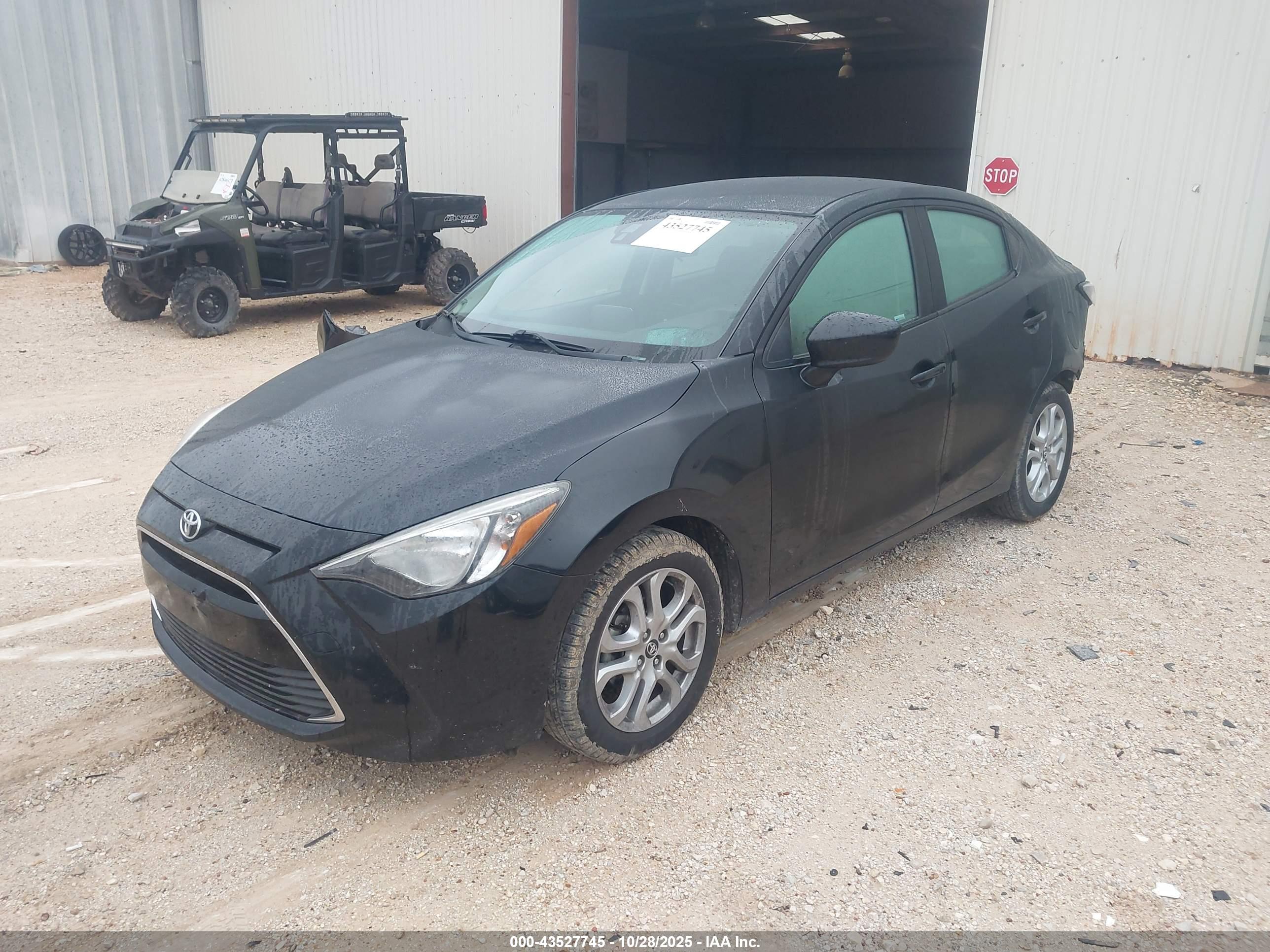 TOYOTA YARIS image 2