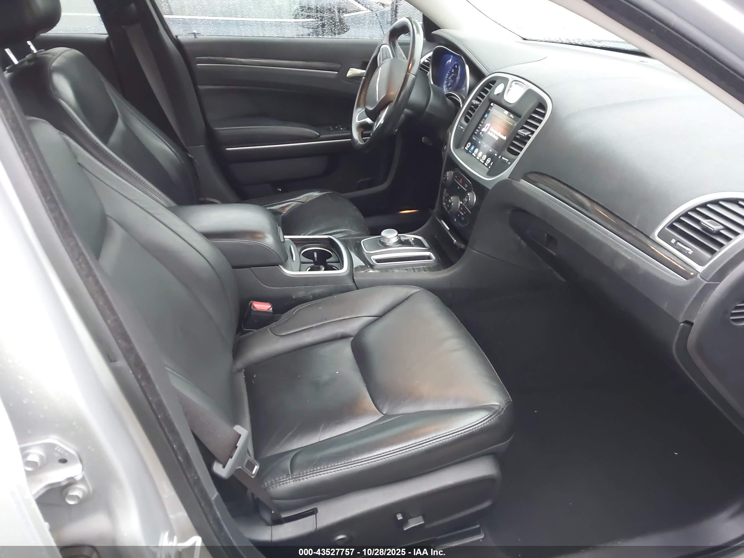 CHRYSLER 300 image 5