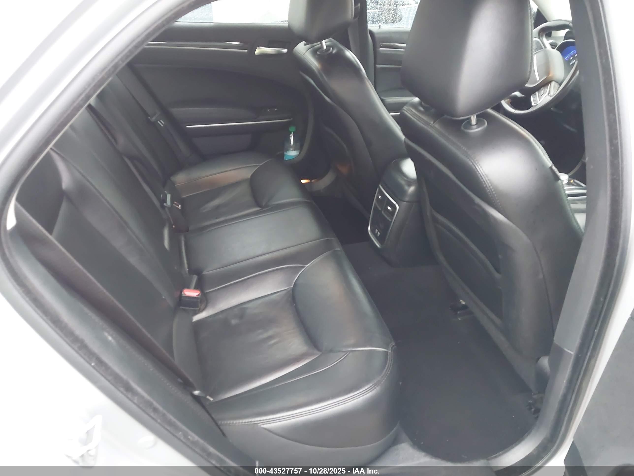 CHRYSLER 300 image 8