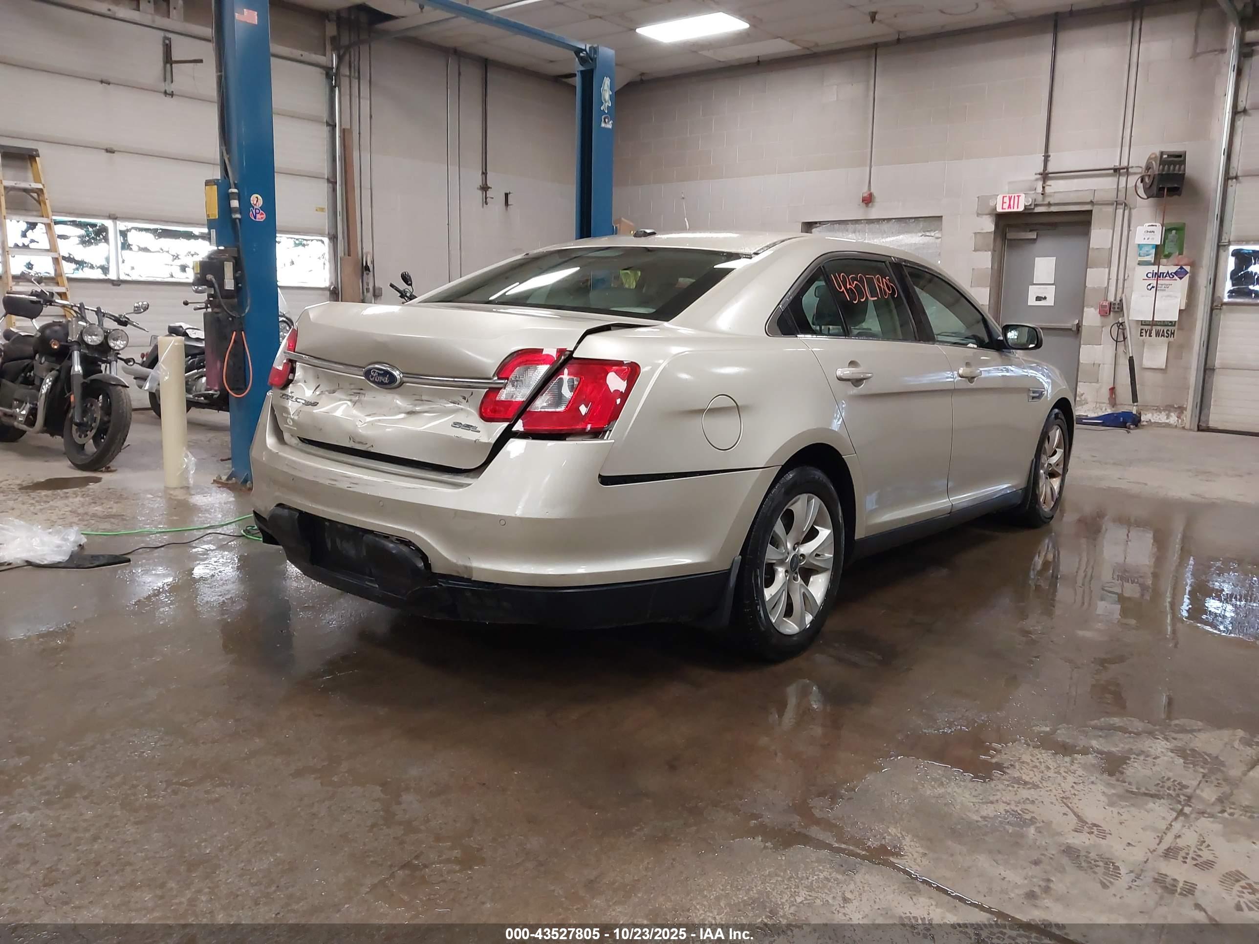 FORD TAURUS image 4