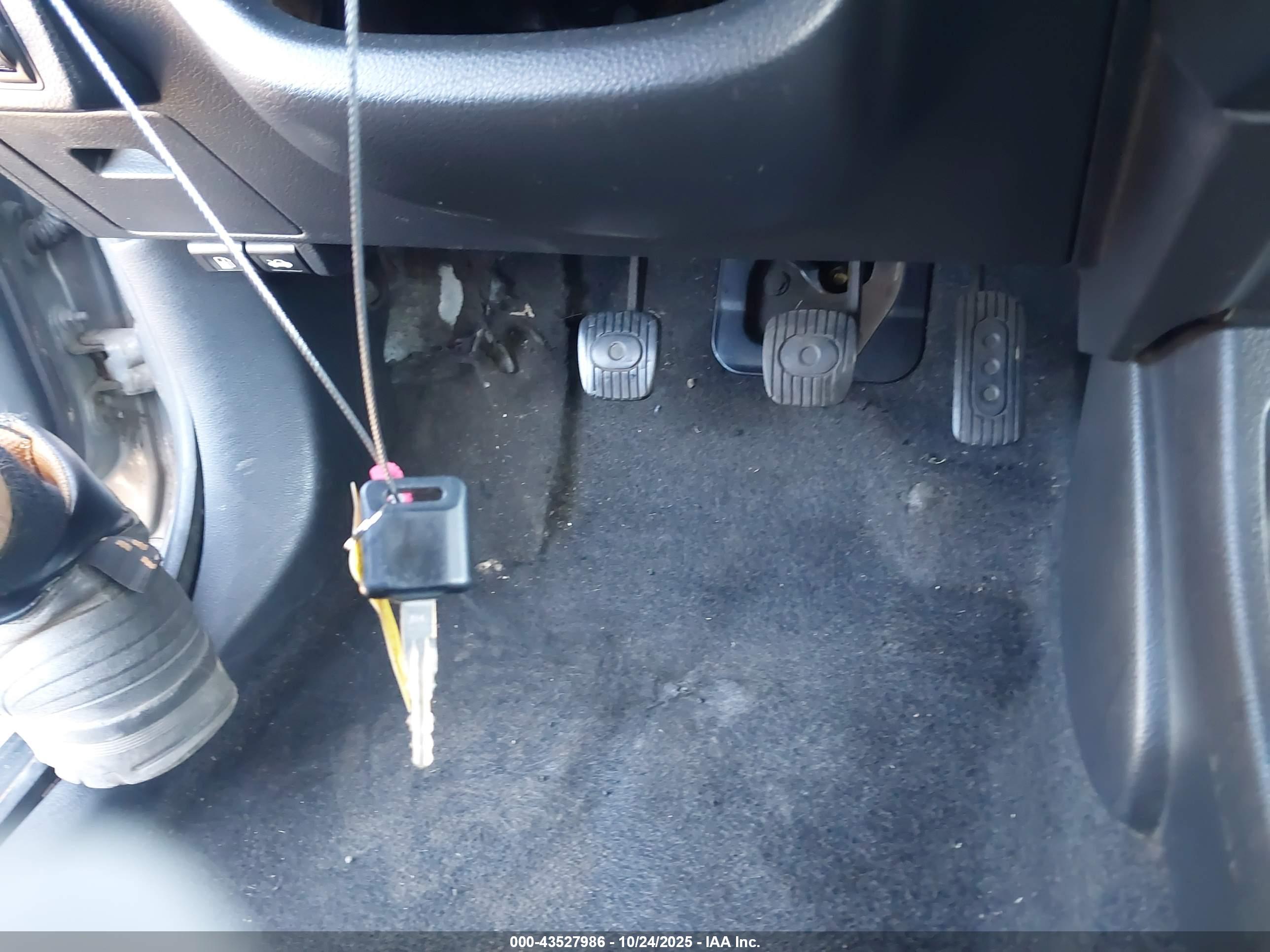 NISSAN VERSA image 11