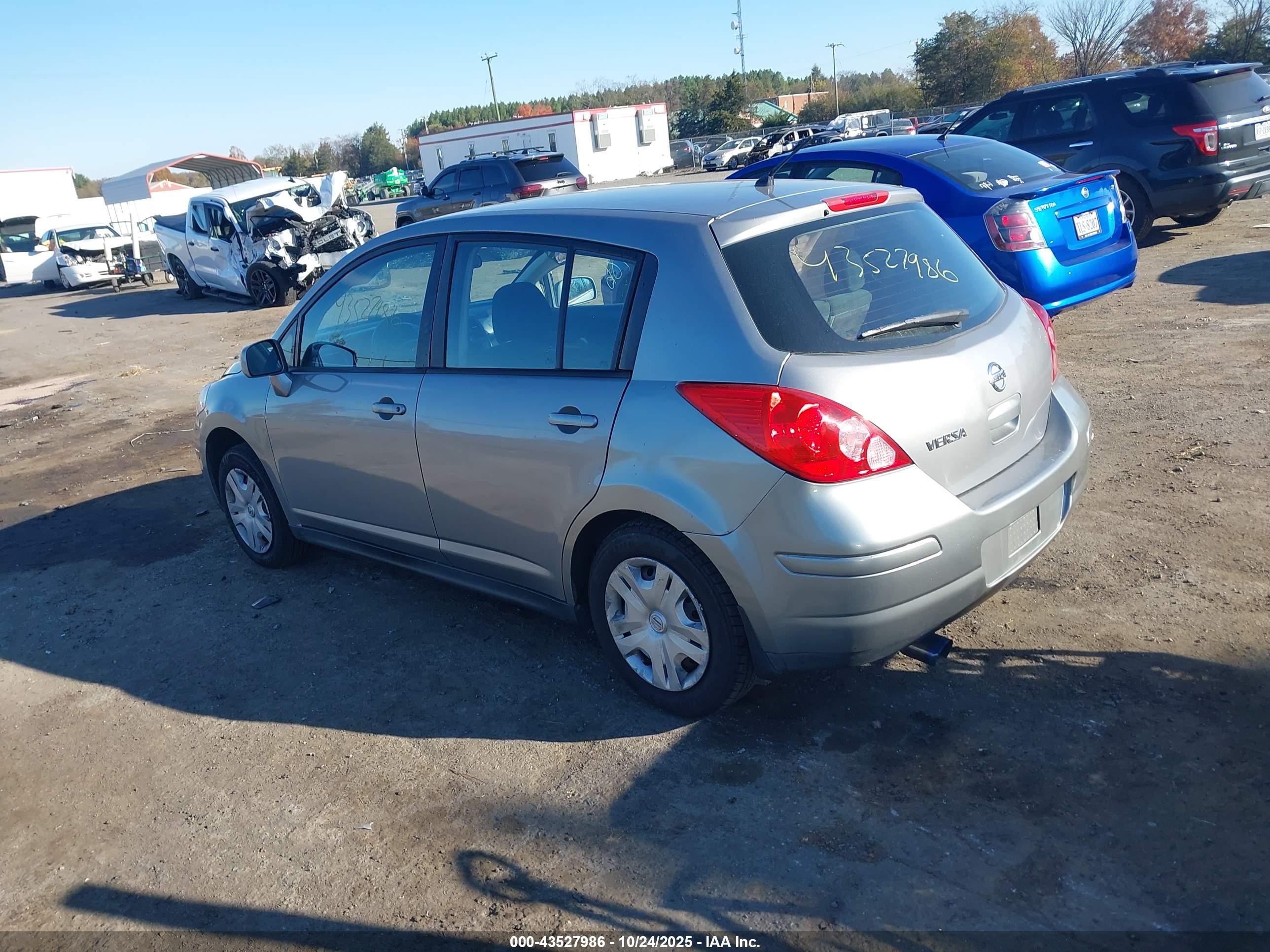 NISSAN VERSA image 3