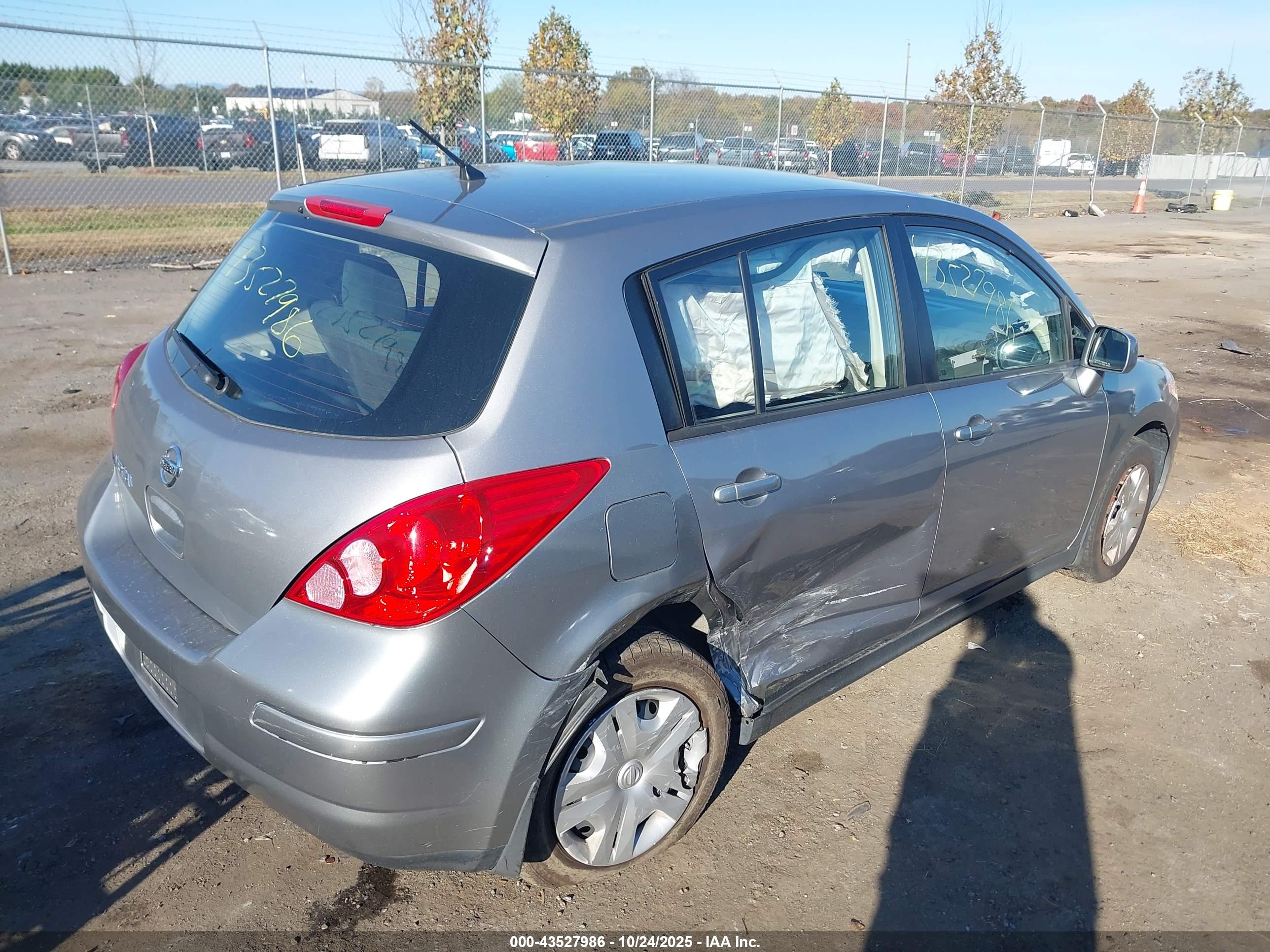 NISSAN VERSA image 4