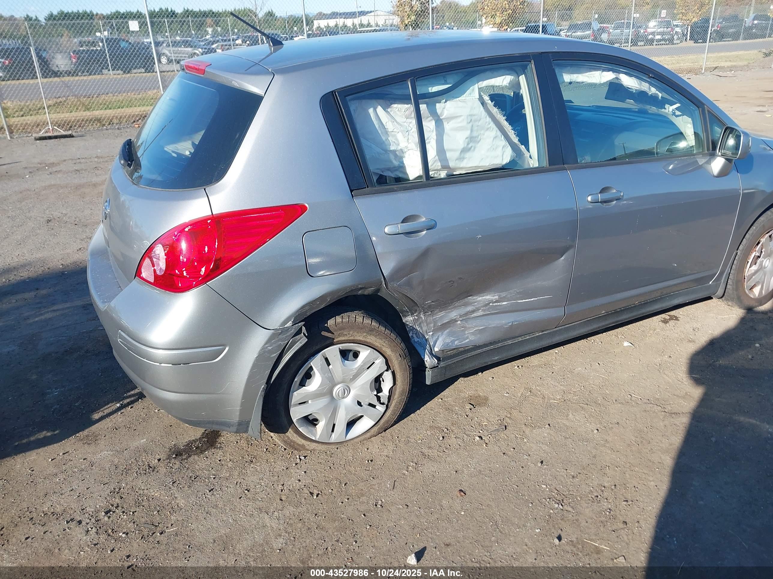 NISSAN VERSA image 6