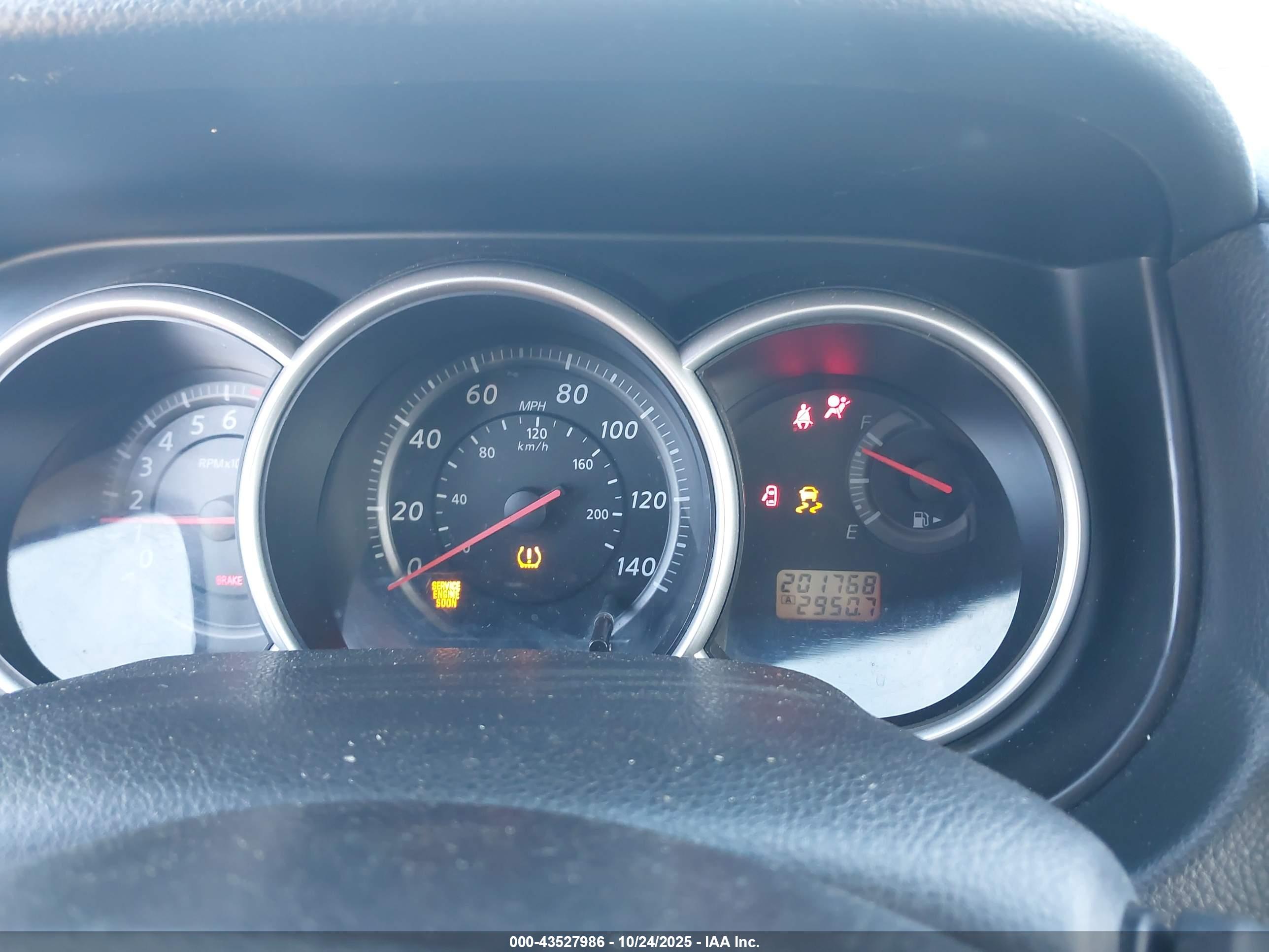 NISSAN VERSA image 7