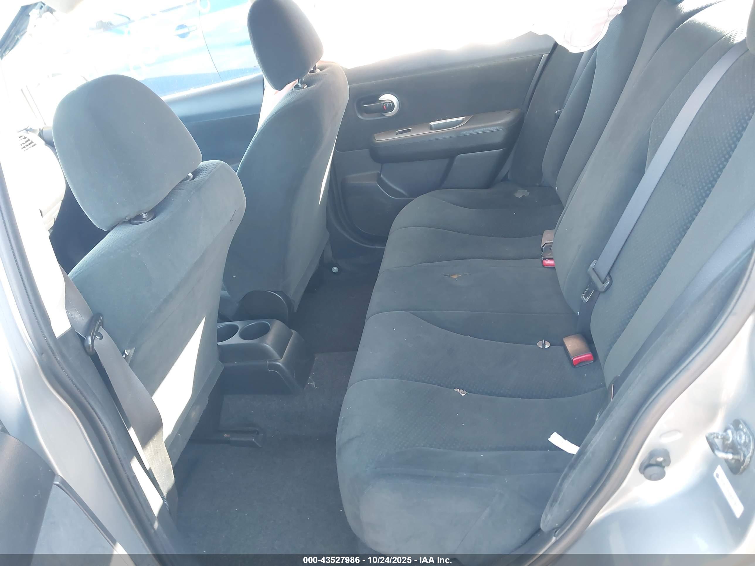 NISSAN VERSA image 8