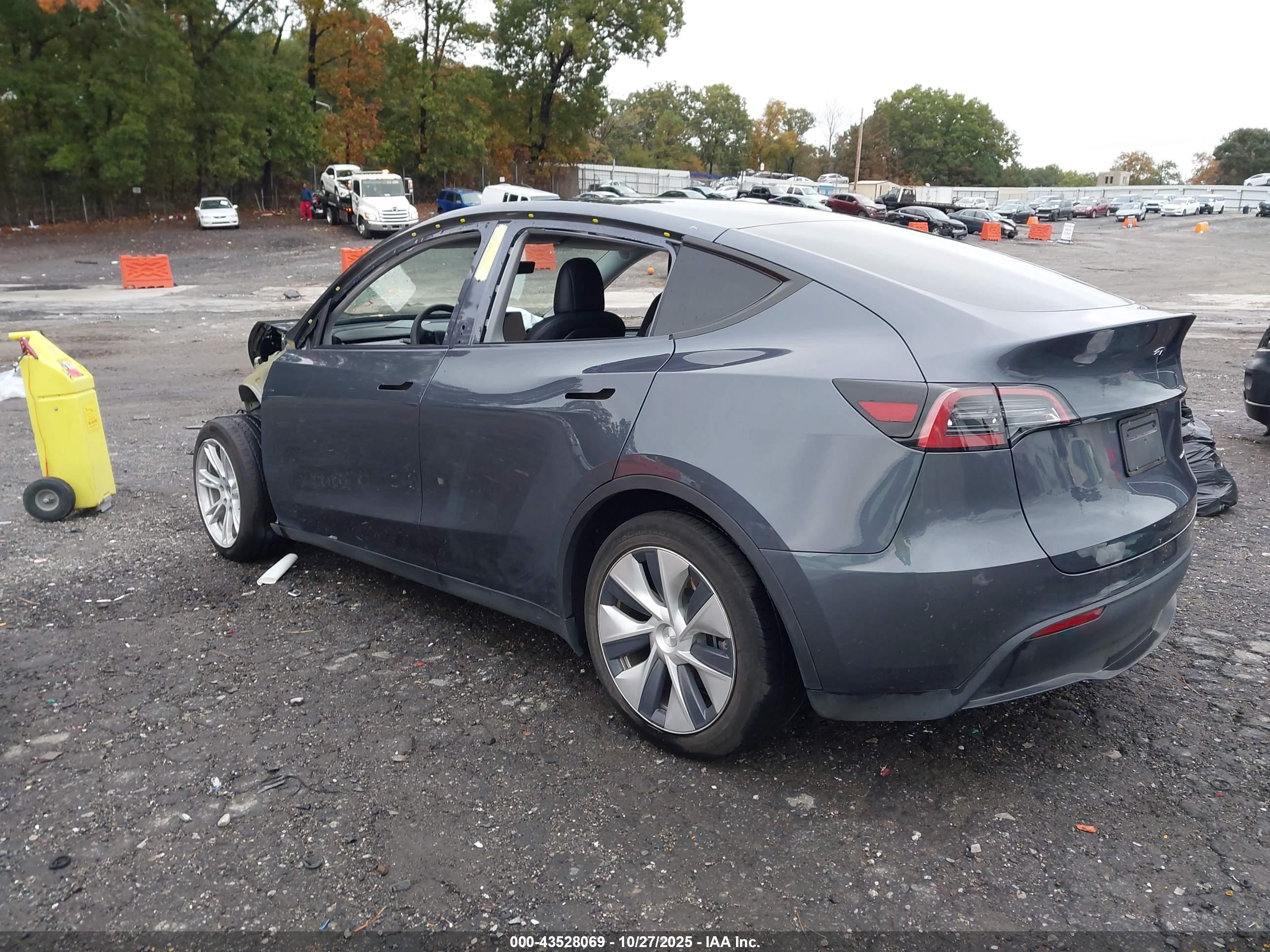 TESLA MODEL image 3