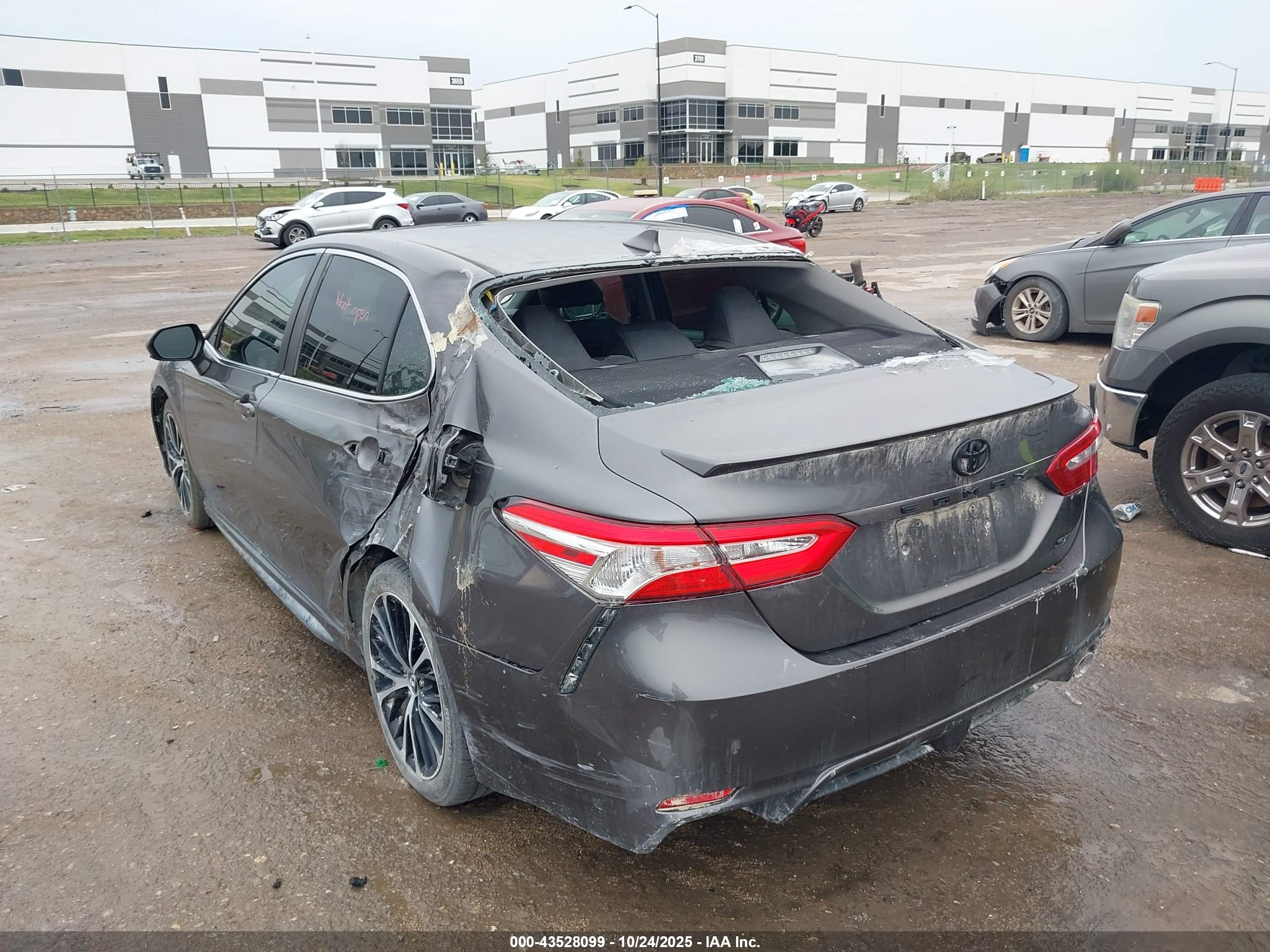 TOYOTA CAMRY image 3