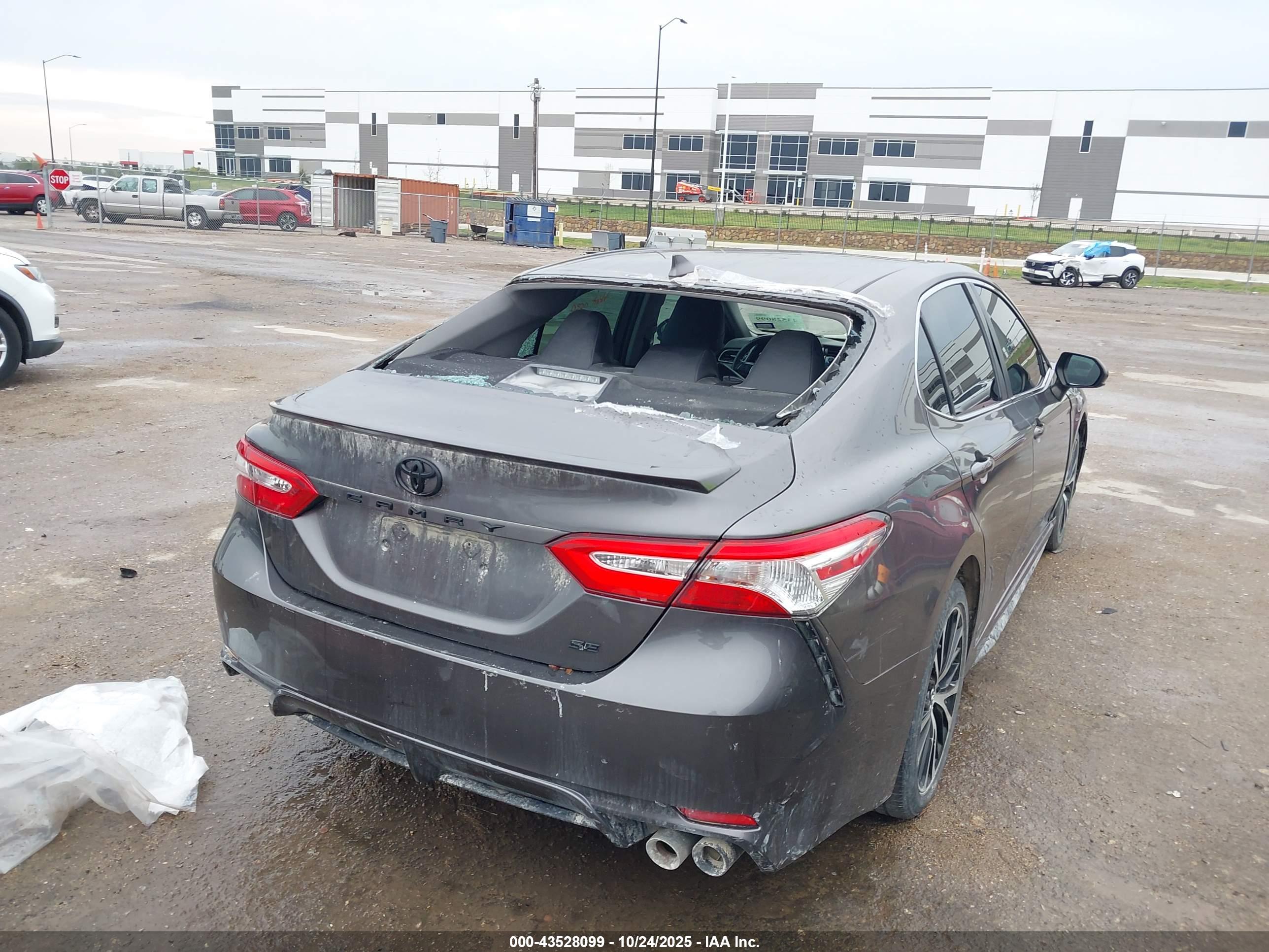 TOYOTA CAMRY image 4