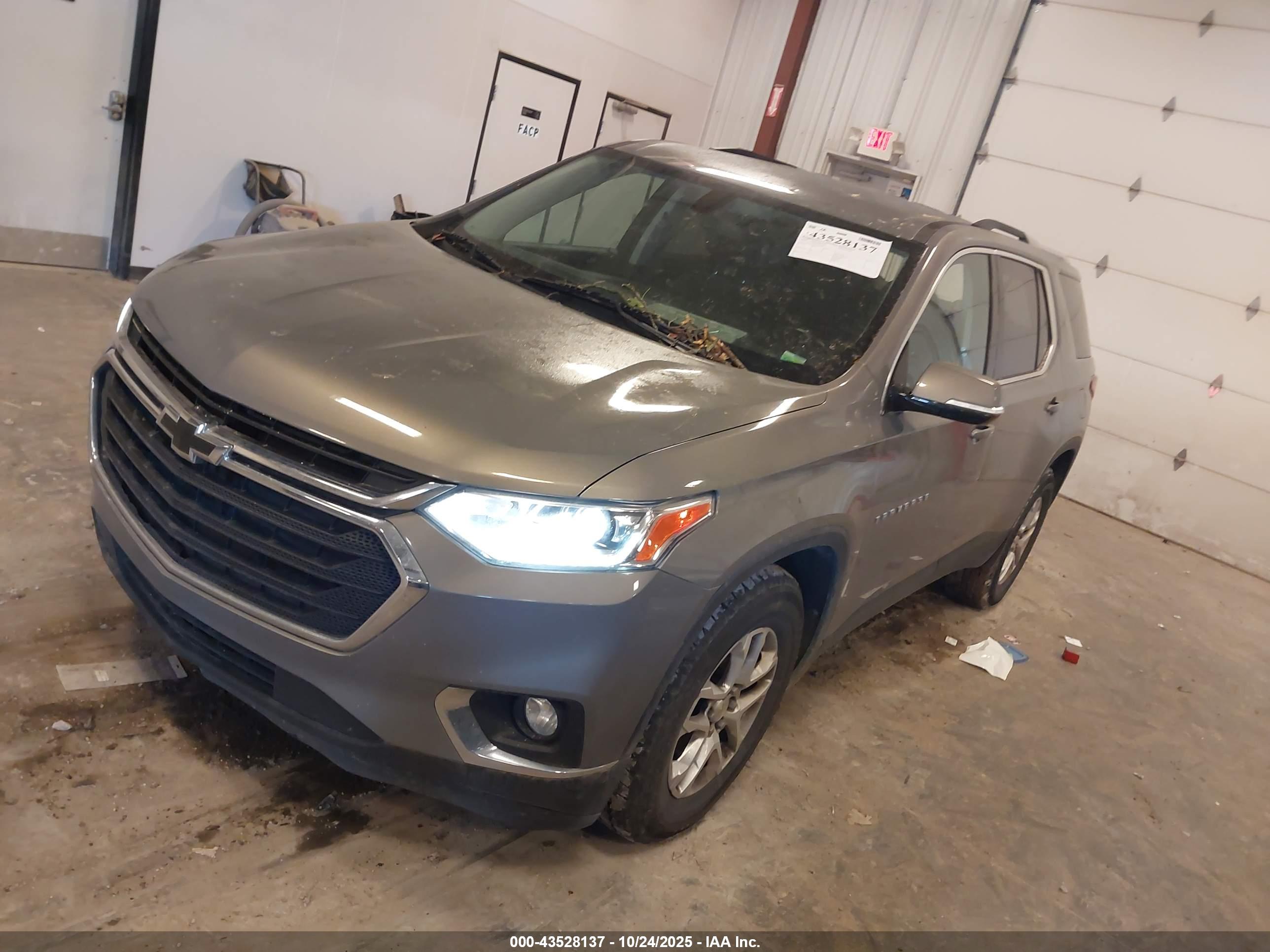 CHEVROLET TRAVERSE image 2