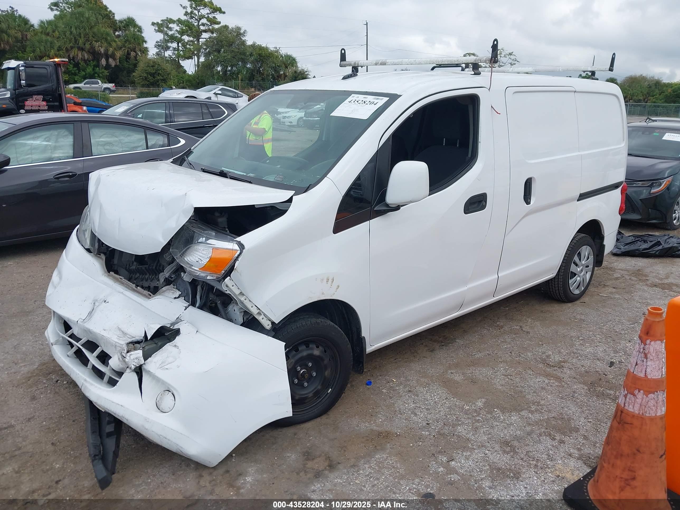NISSAN NV200 image 2