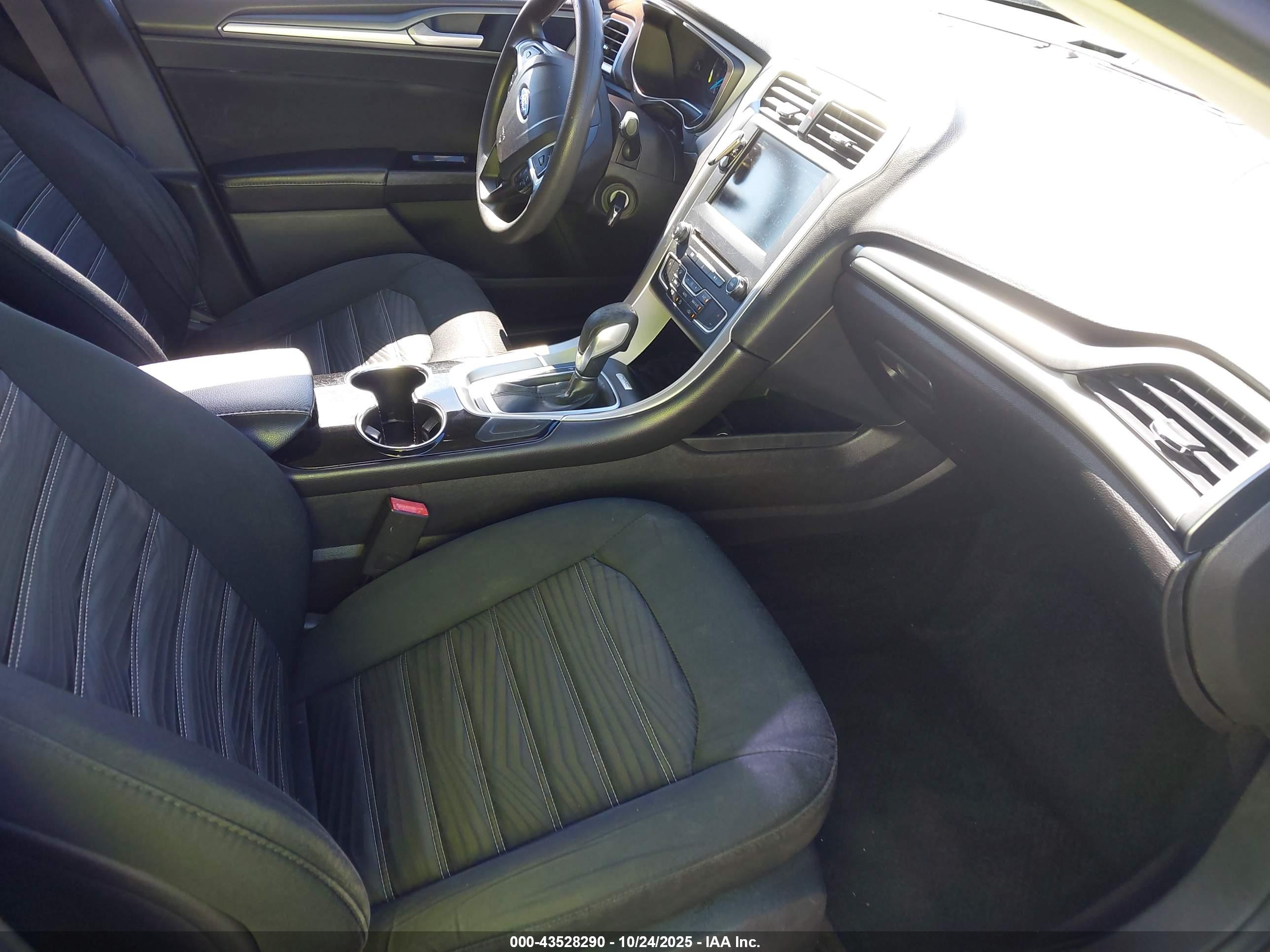 FORD FUSION image 5