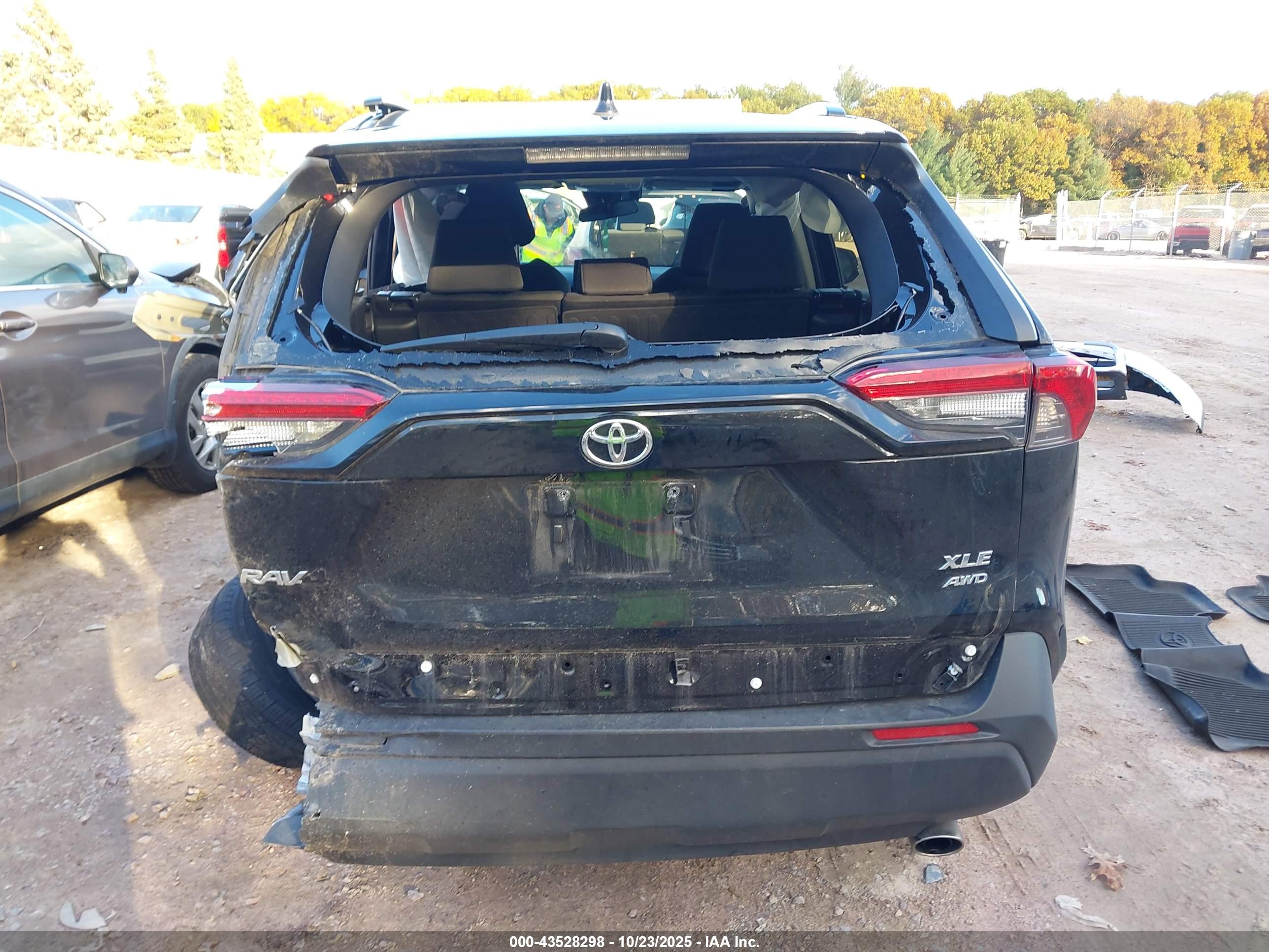 TOYOTA RAV4 image 6