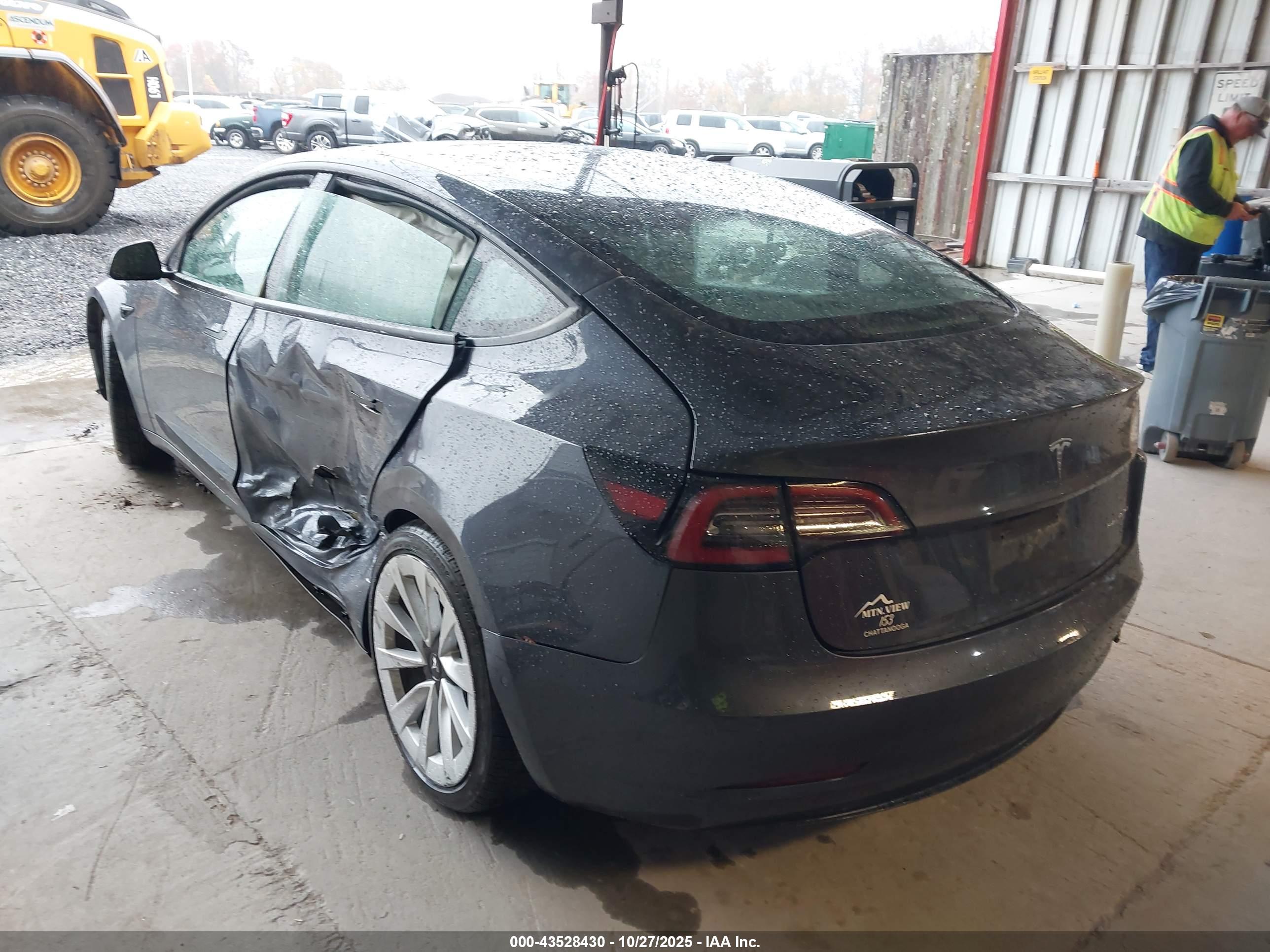 TESLA MODEL image 3