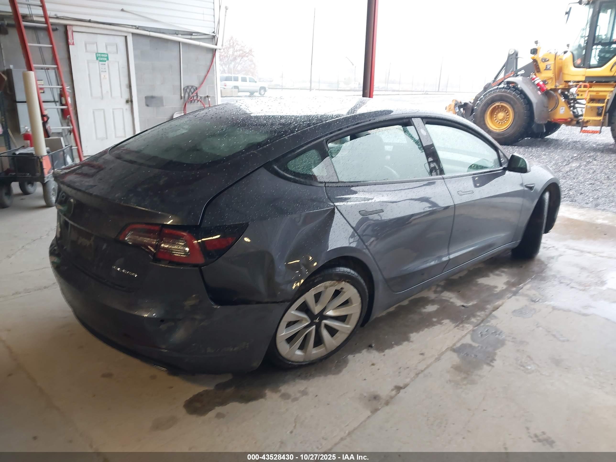 TESLA MODEL image 4