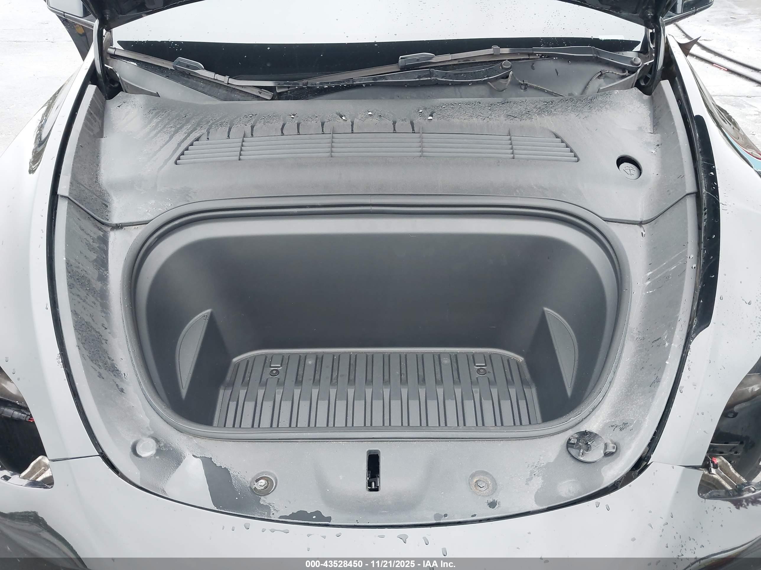 TESLA MODEL image 10