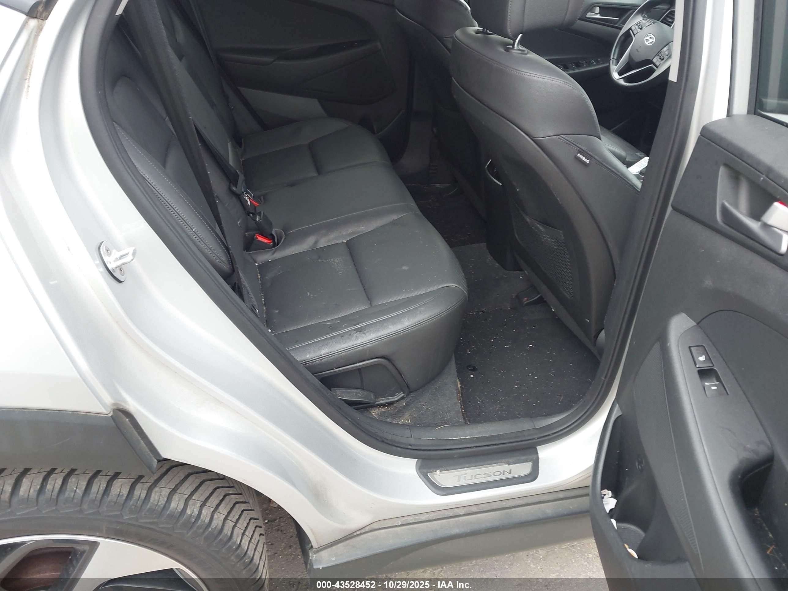 HYUNDAI TUCSON image 8