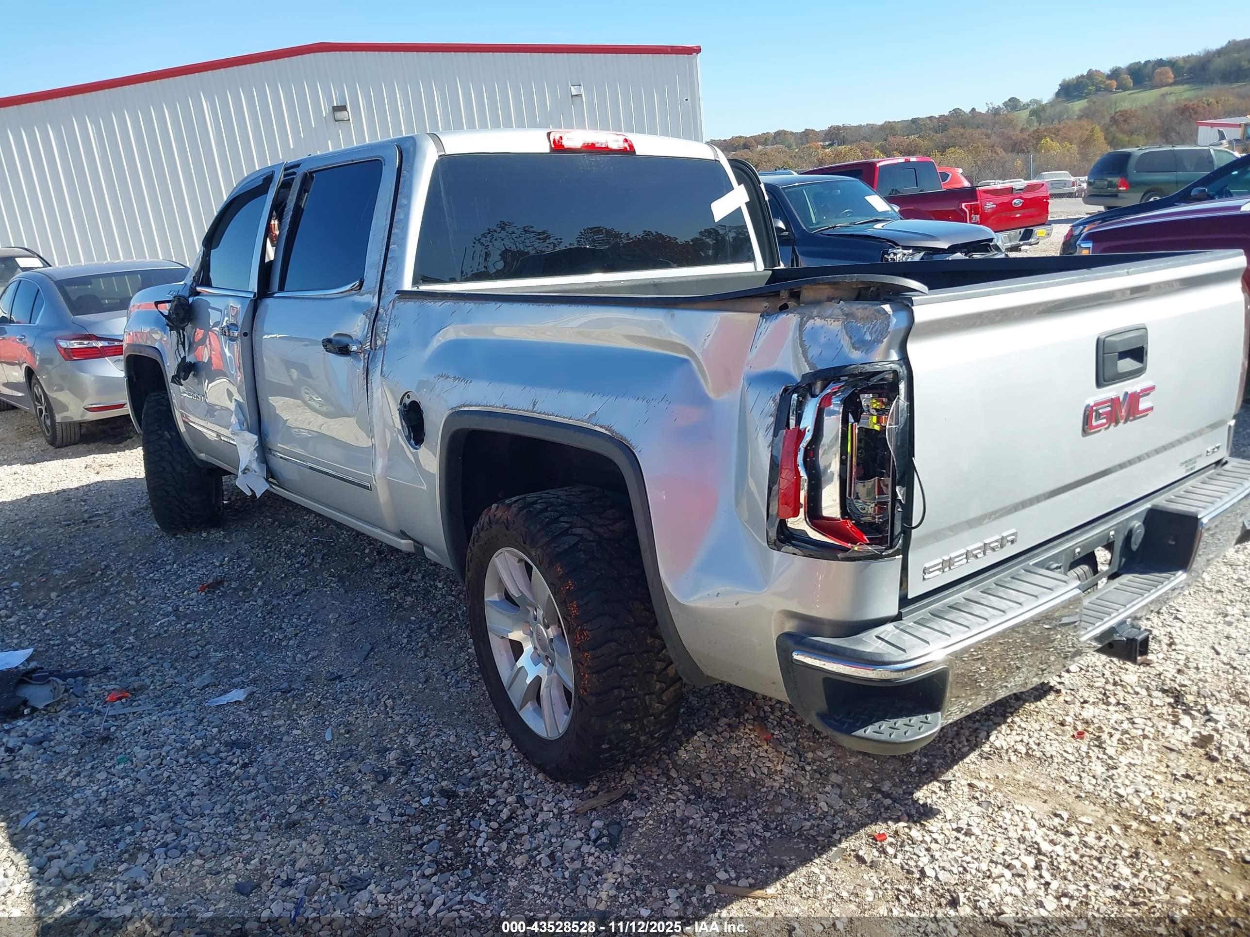 GMC SIERRA image 3