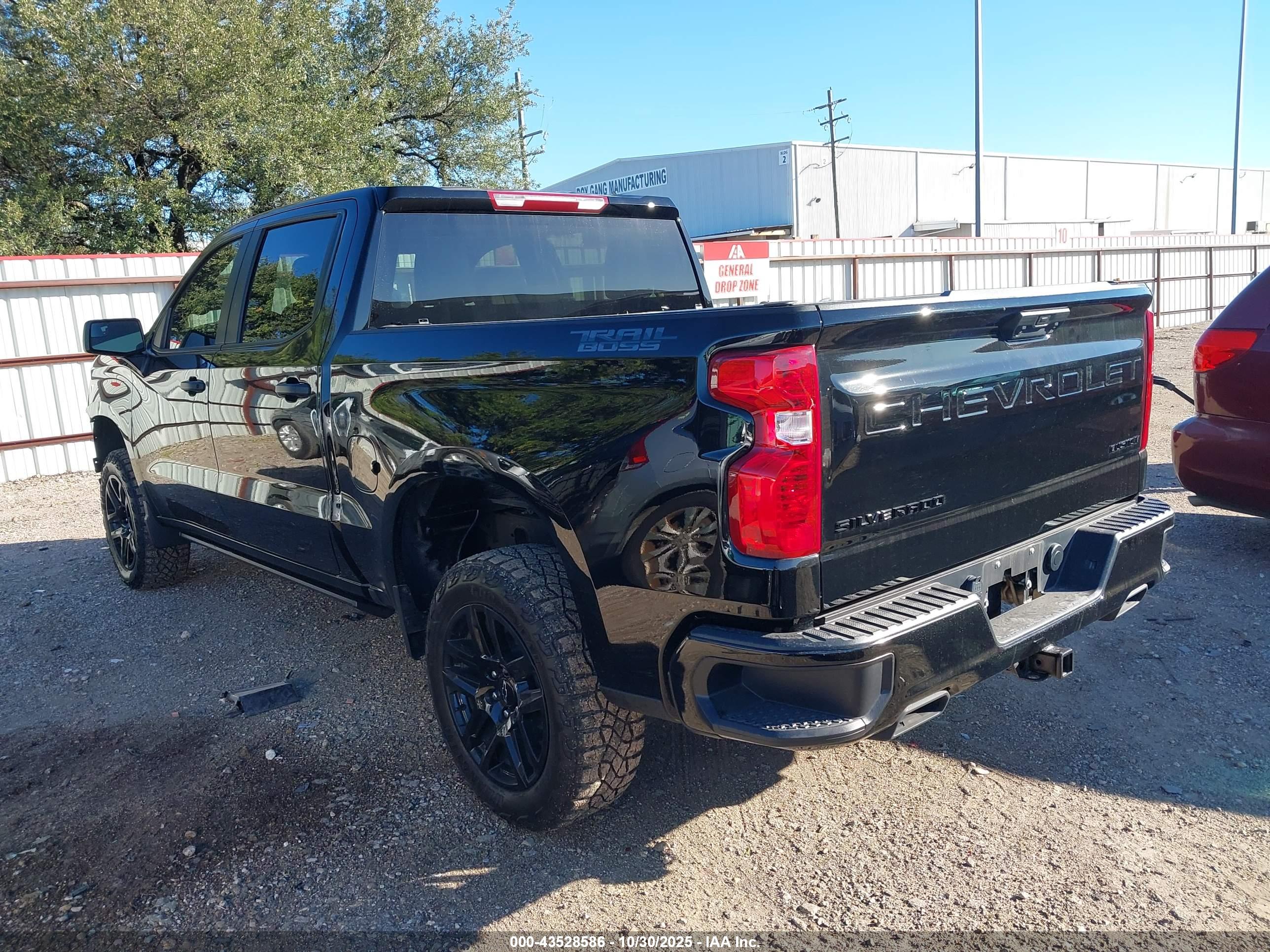 CHEVROLET SILVERADO image 3