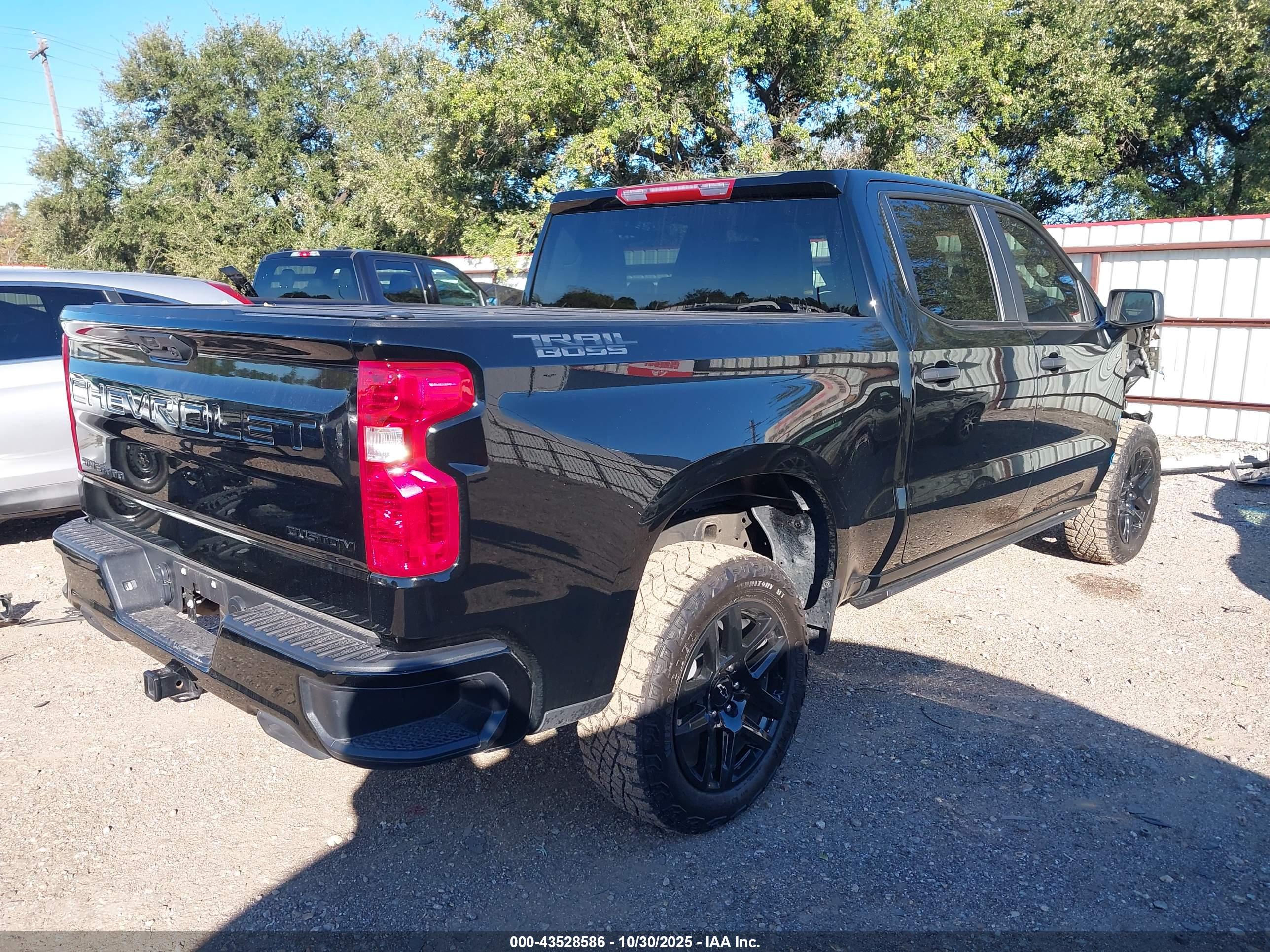 CHEVROLET SILVERADO image 4