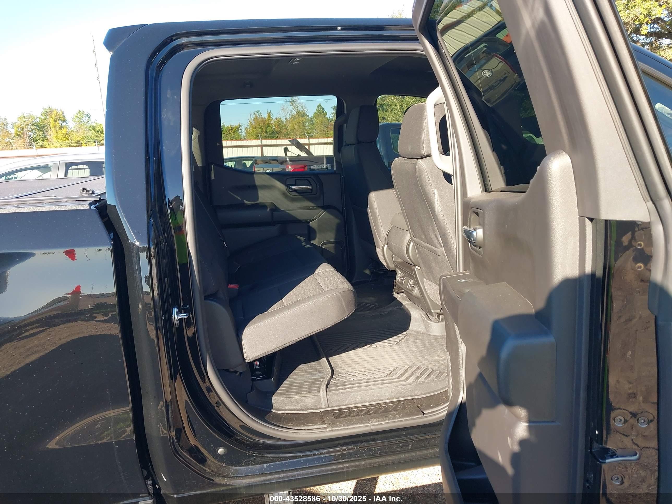CHEVROLET SILVERADO image 8