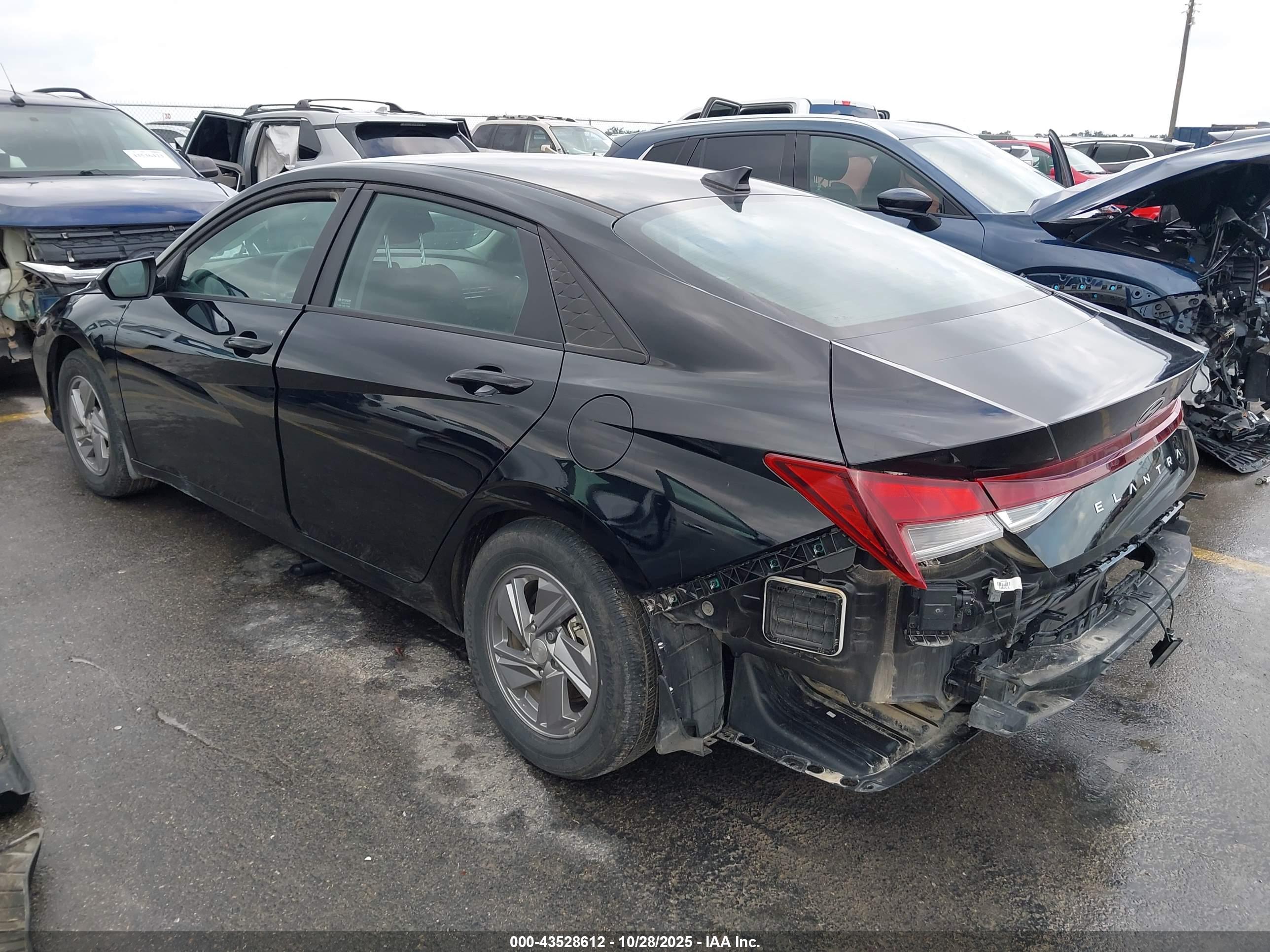 HYUNDAI ELANTRA image 3