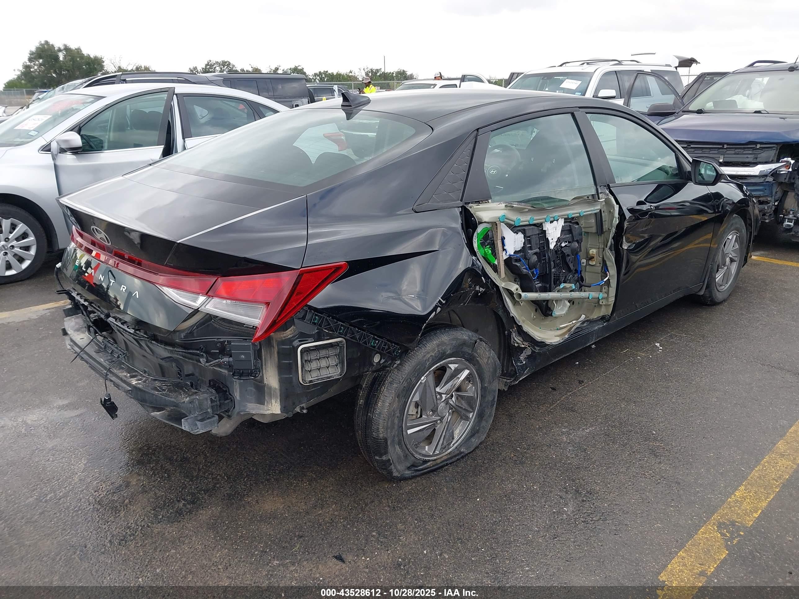 HYUNDAI ELANTRA image 4
