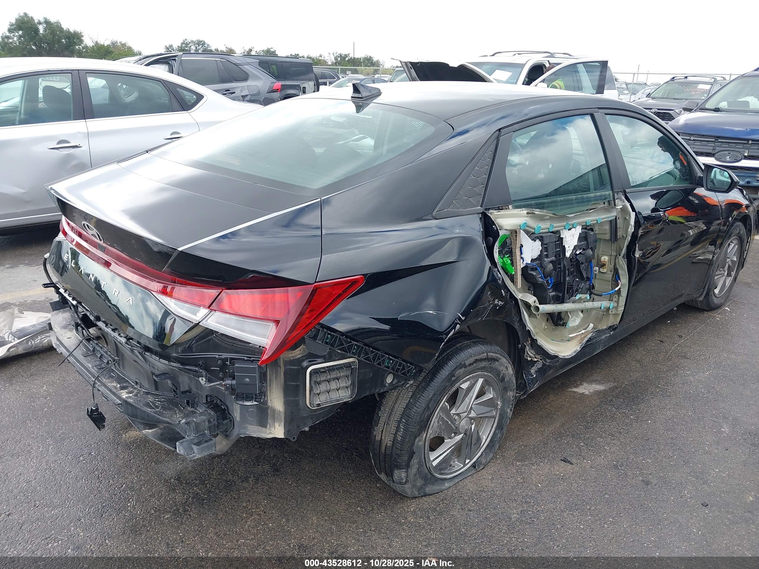 HYUNDAI ELANTRA image 6