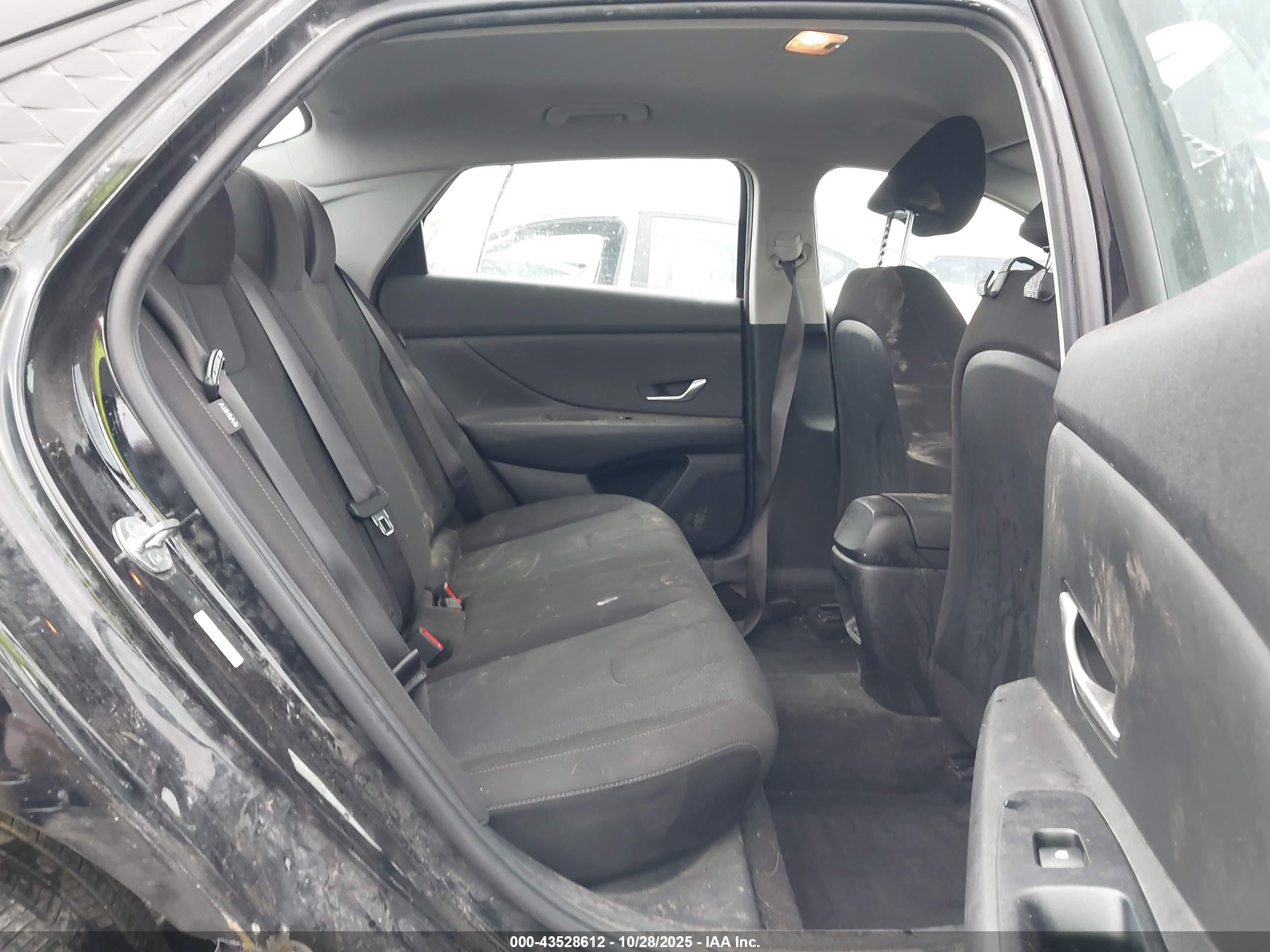 HYUNDAI ELANTRA image 8