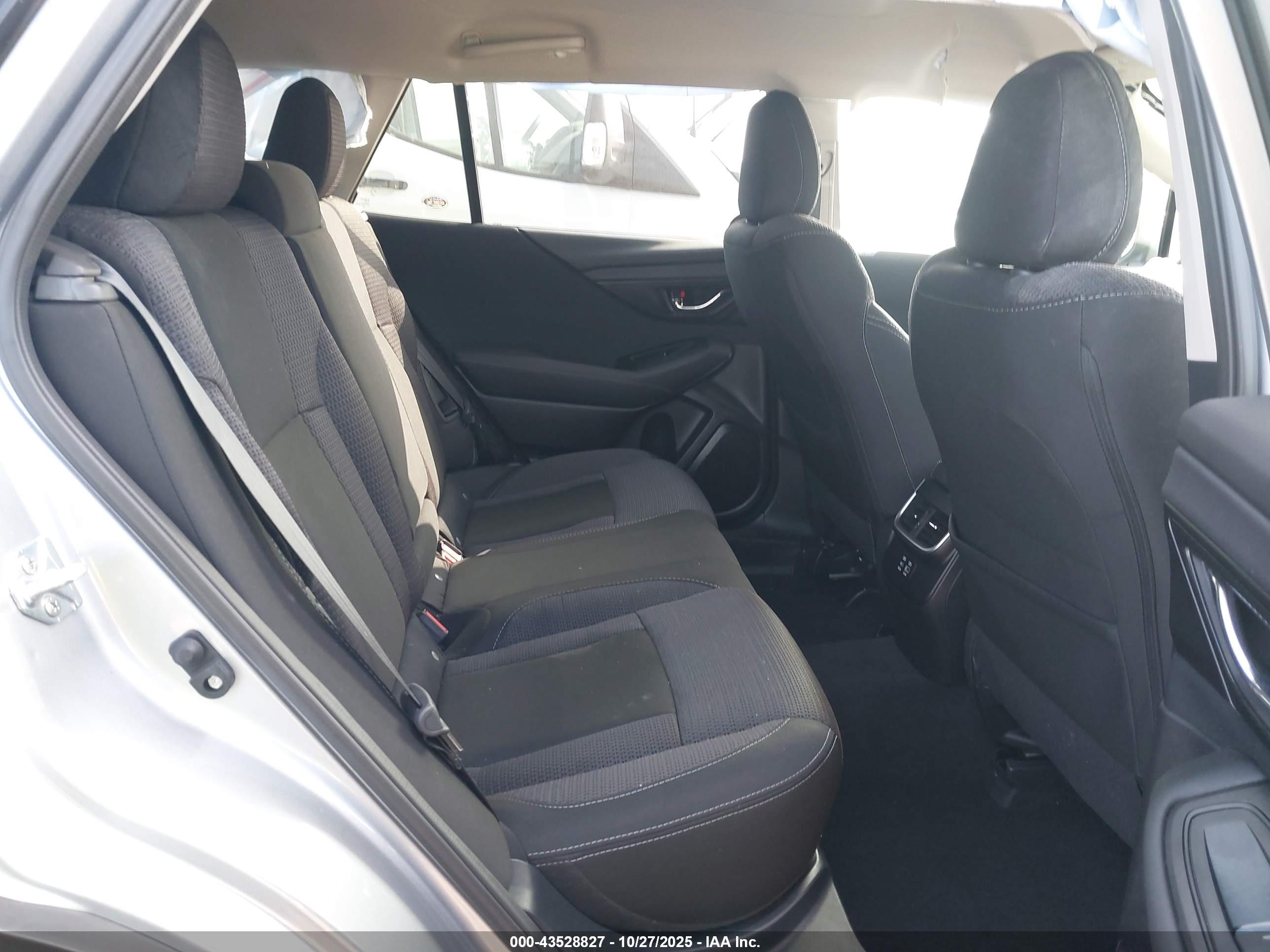 SUBARU OUTBACK image 8