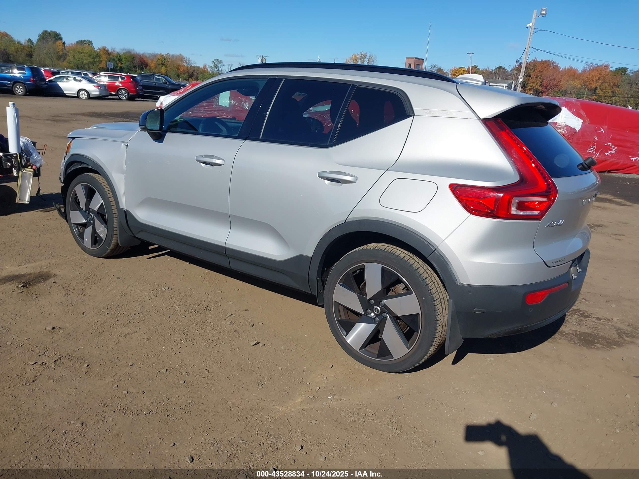VOLVO XC40 image 3