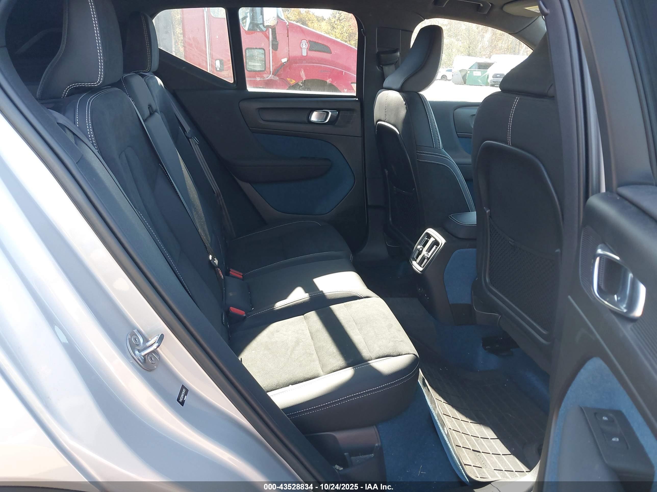 VOLVO XC40 image 8