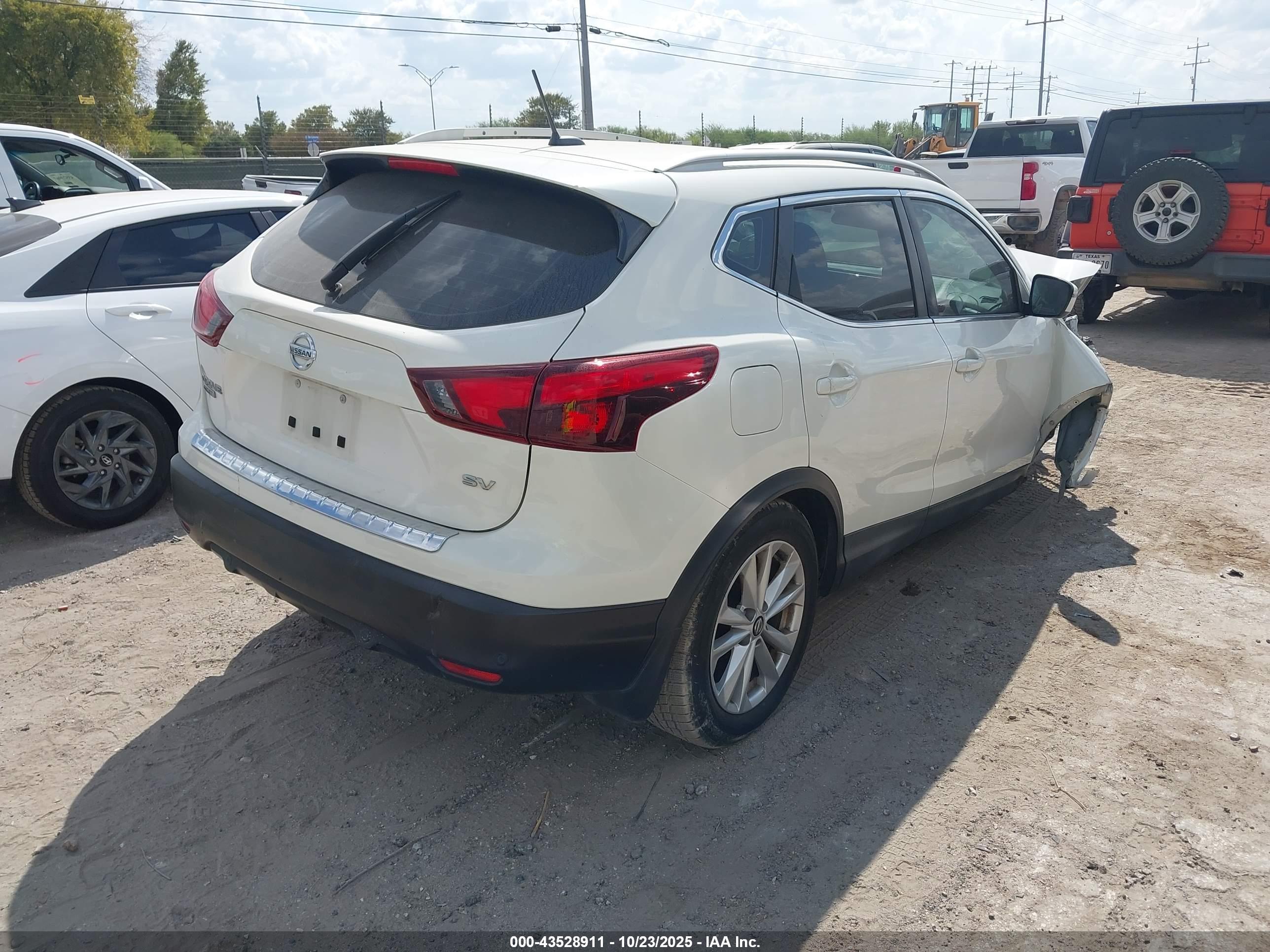 NISSAN ROGUE image 4