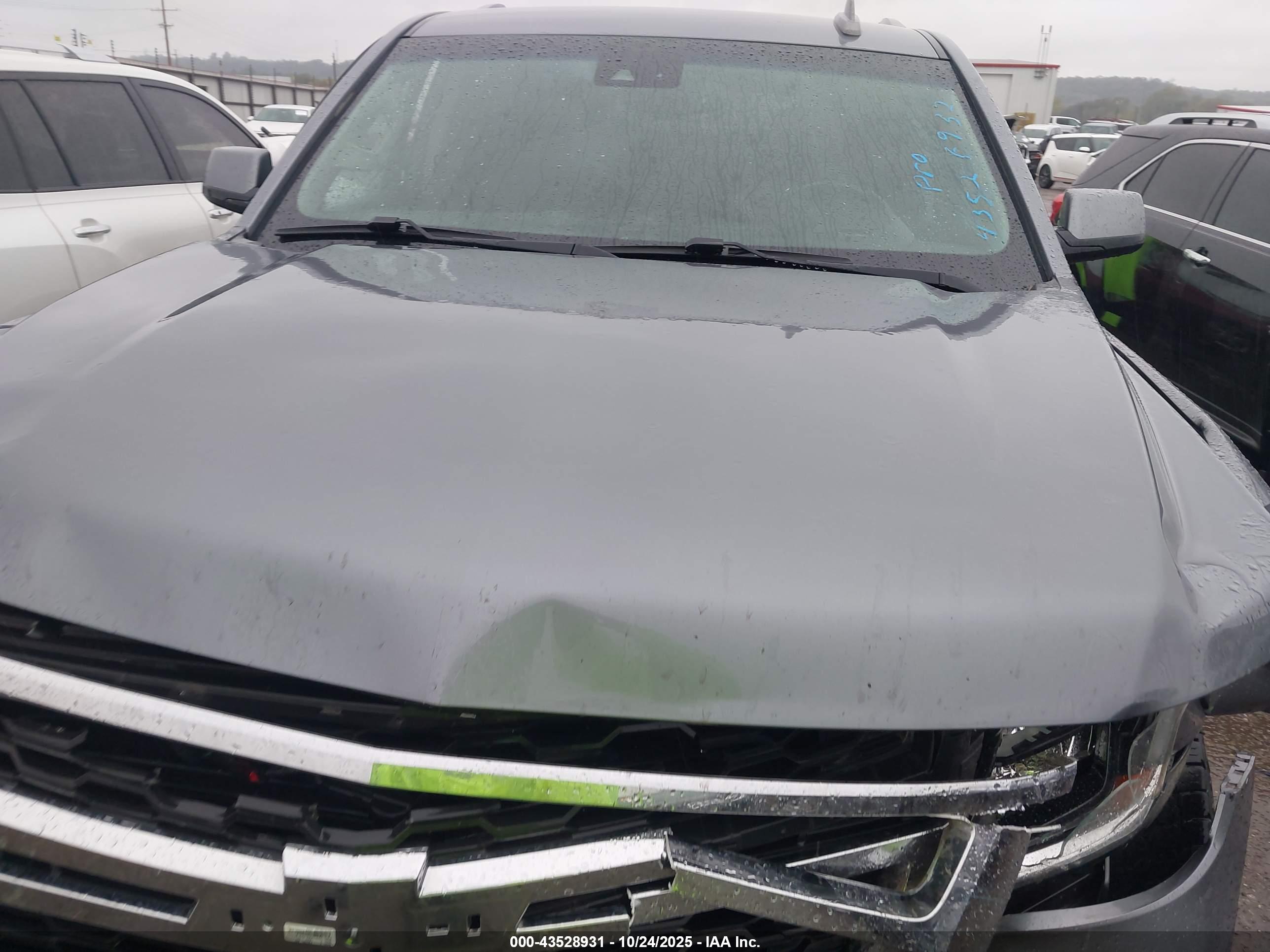 CHEVROLET SUBURBAN image 10