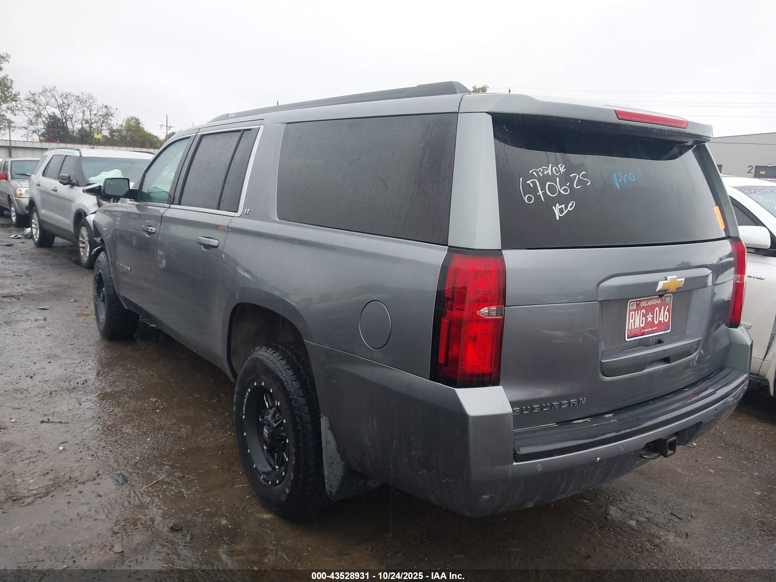 CHEVROLET SUBURBAN image 3