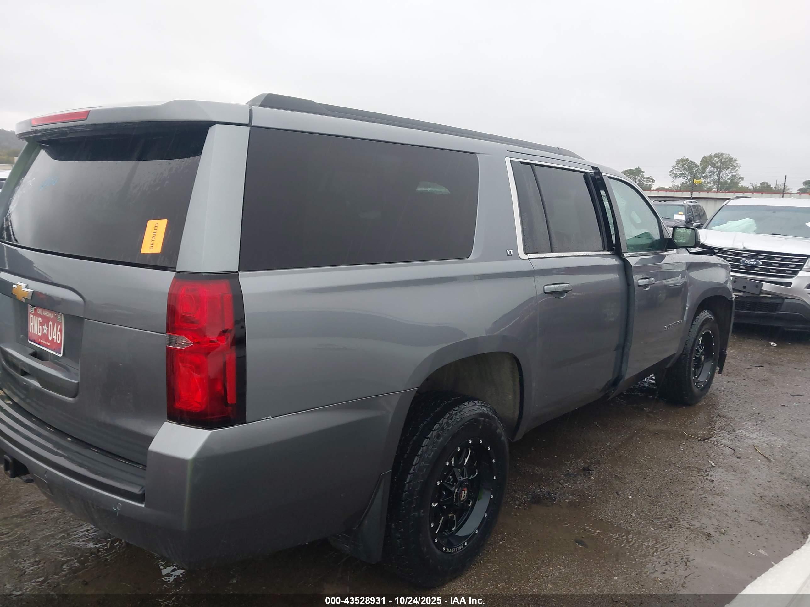 CHEVROLET SUBURBAN image 4