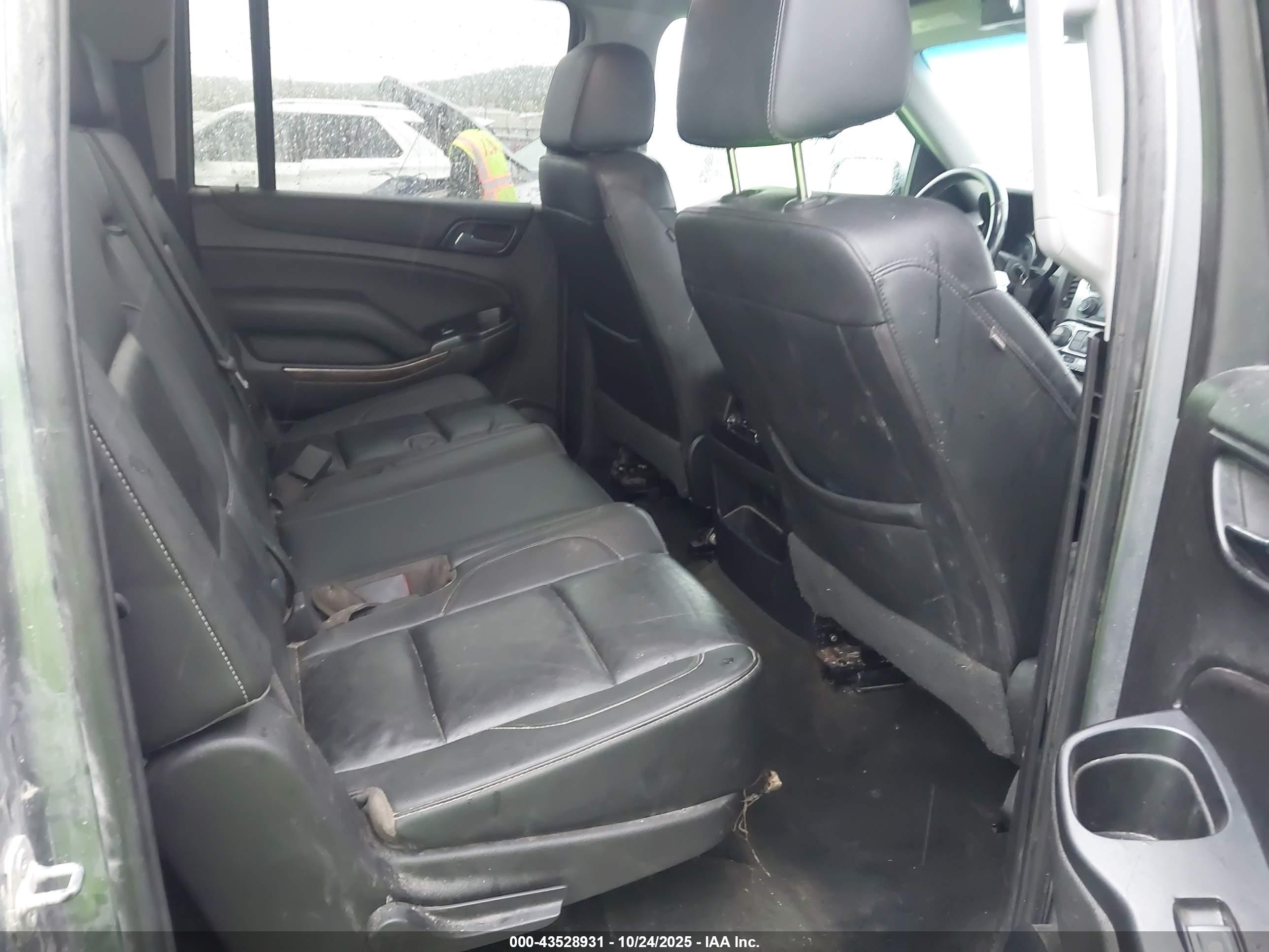 CHEVROLET SUBURBAN image 8
