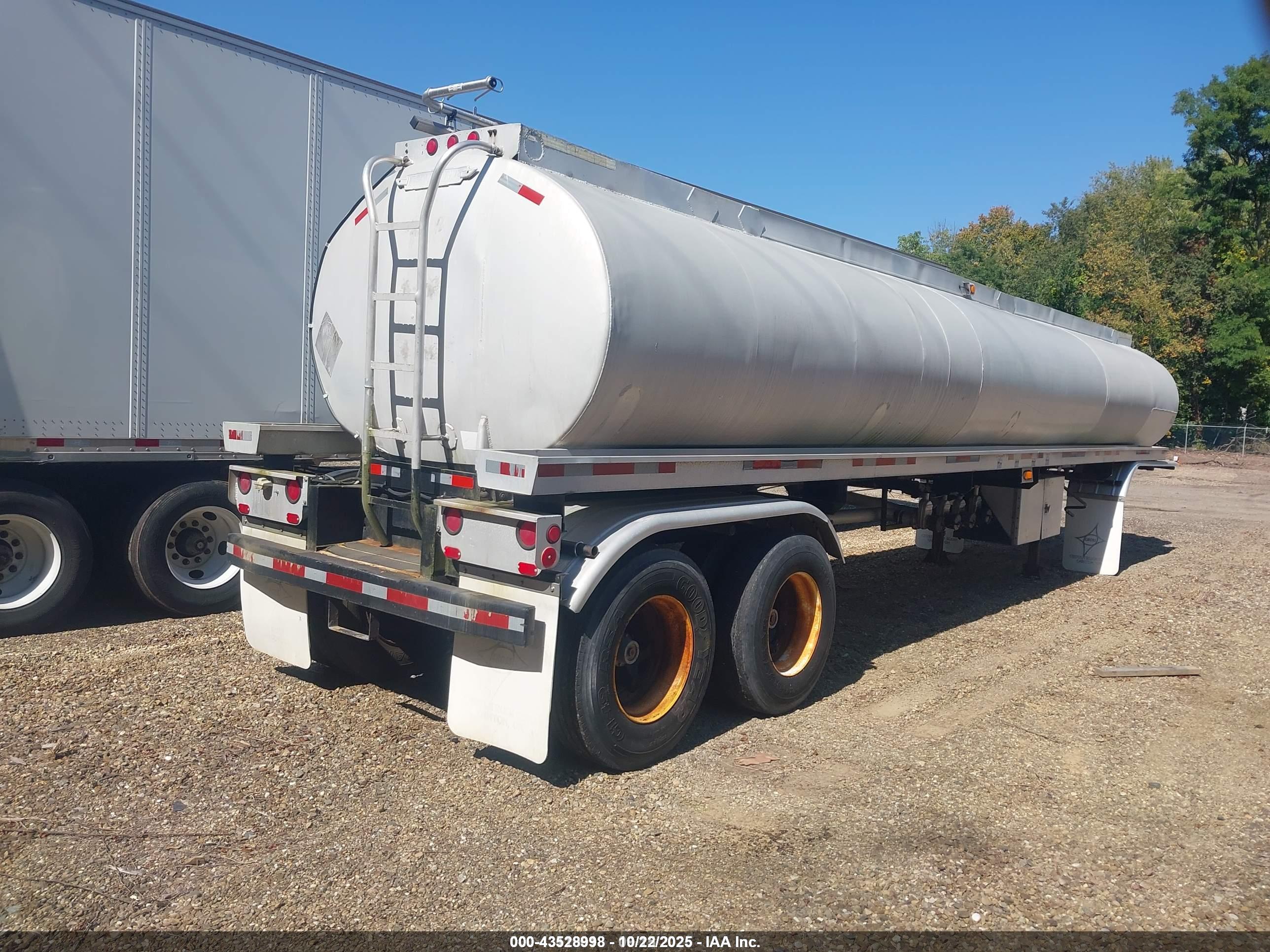 TRAILMOBILE TANKER image 4