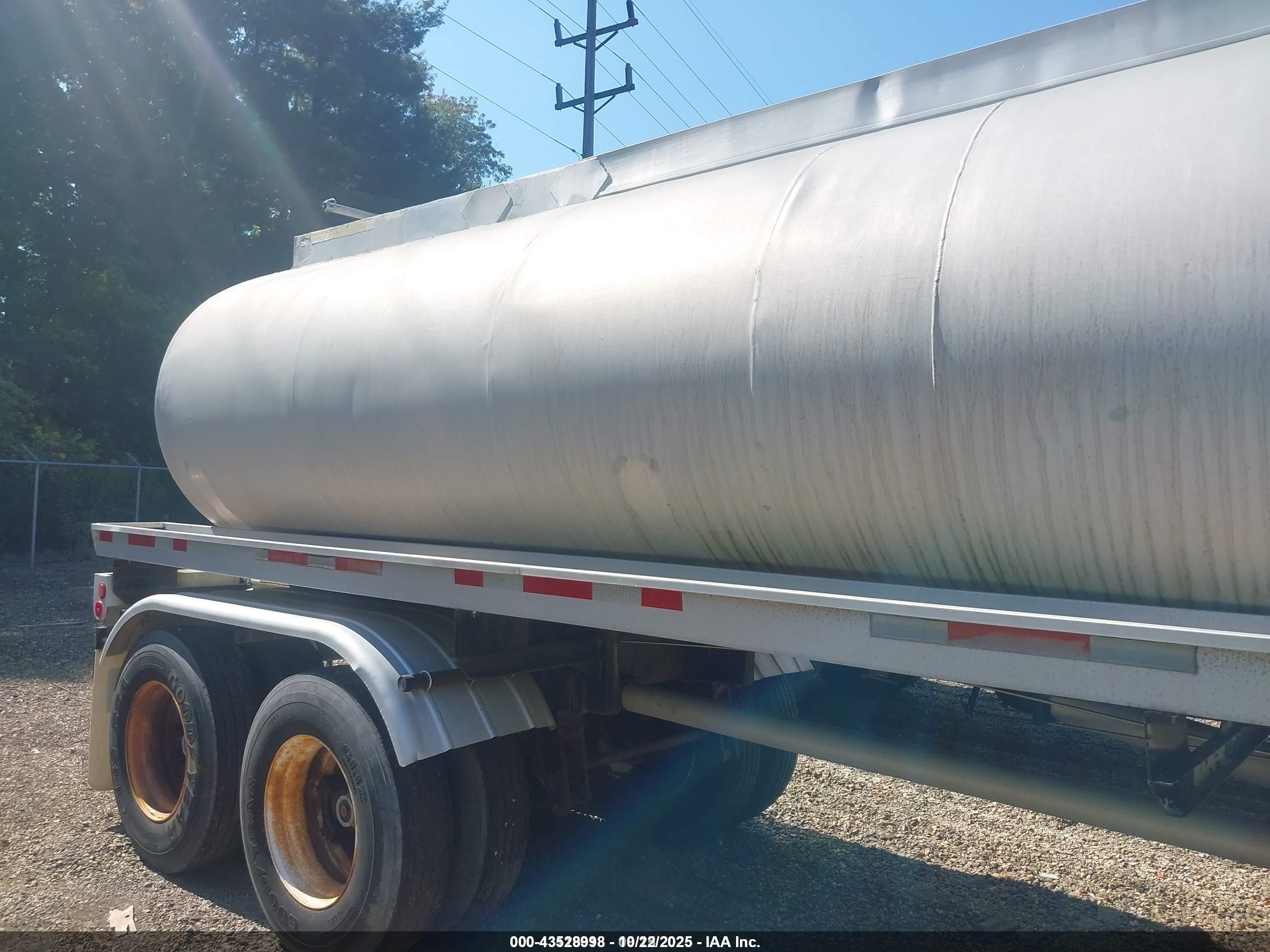 TRAILMOBILE TANKER image 8