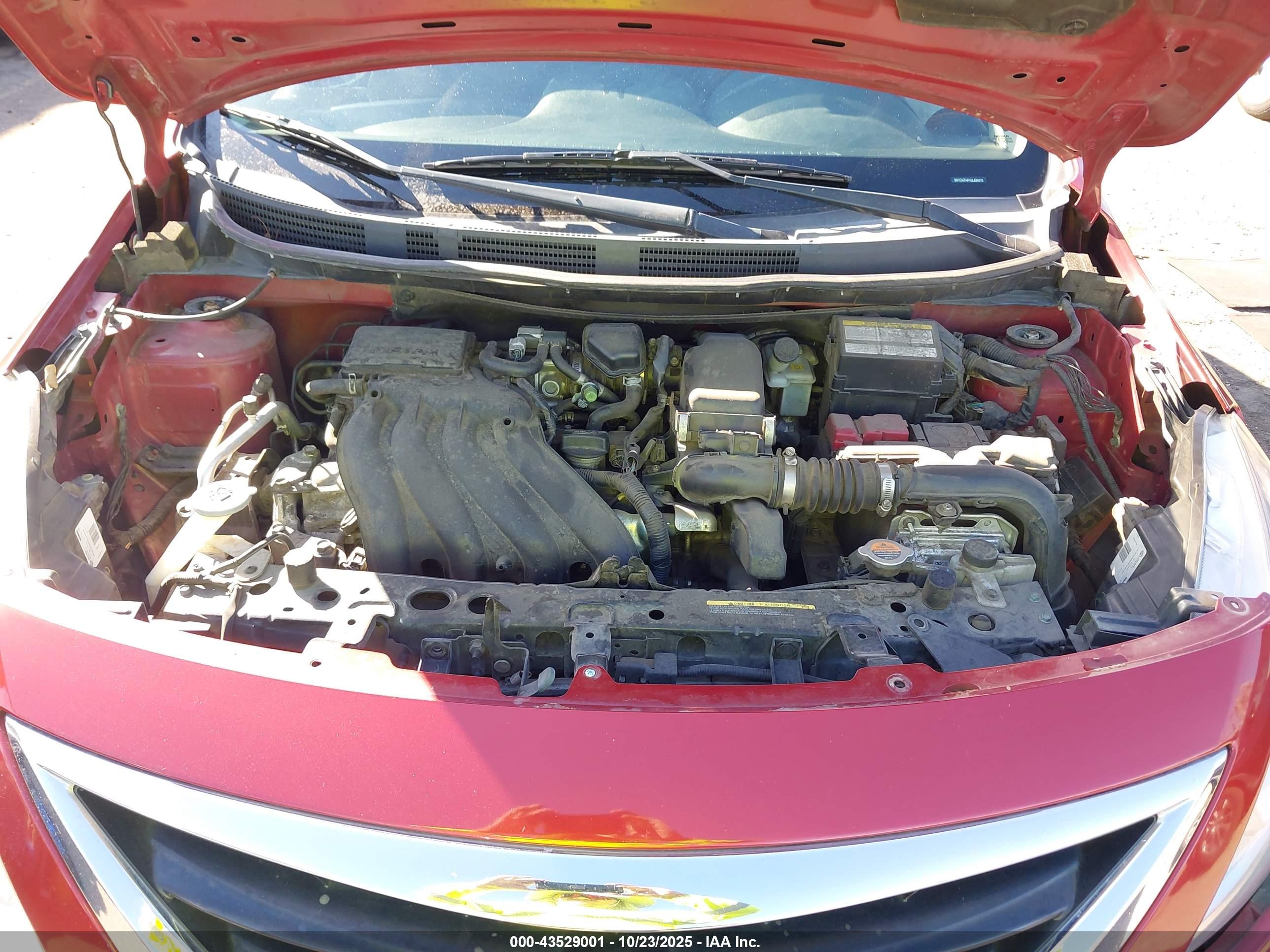 NISSAN VERSA image 10